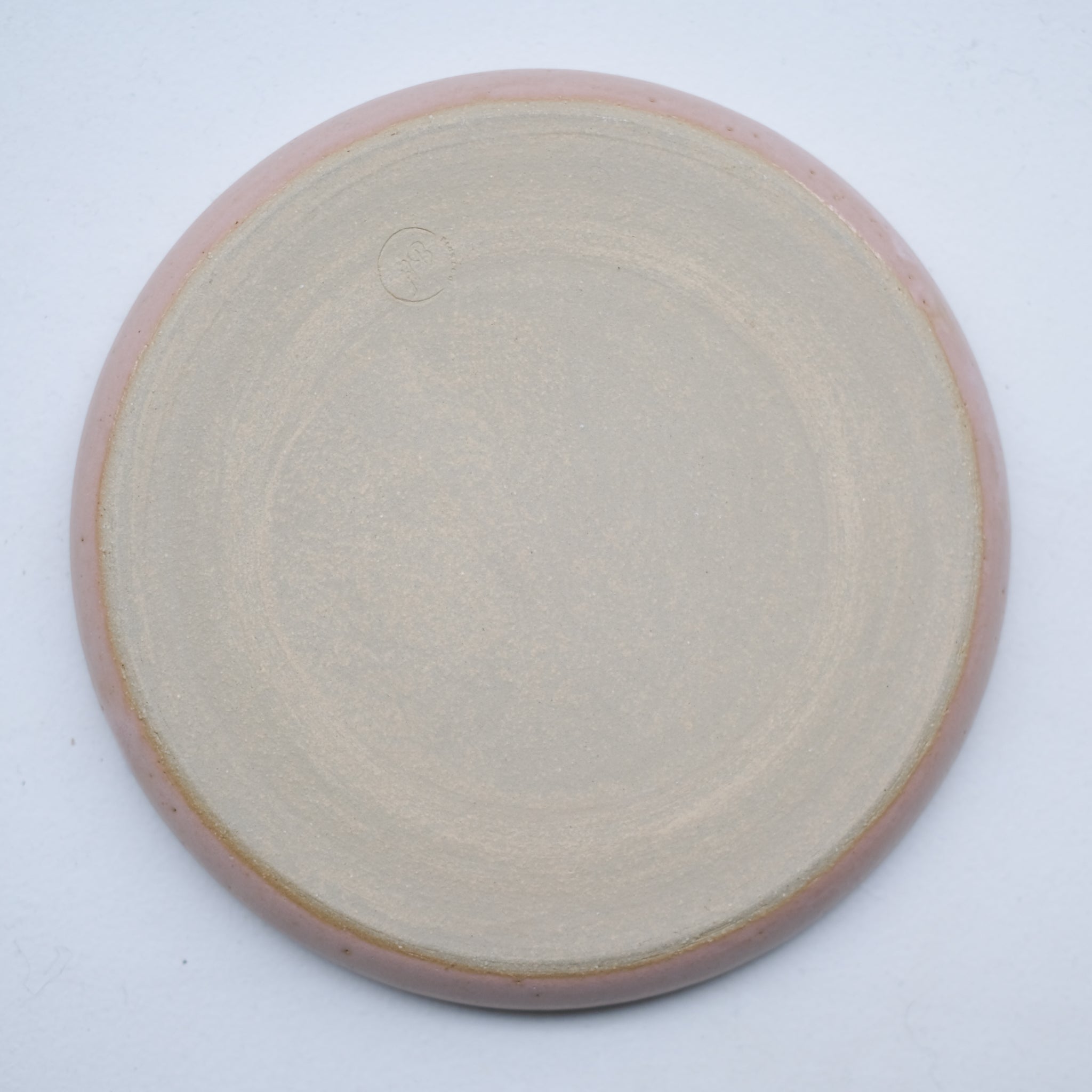 Assiette en grès, rose par Nolwenn Baillet chez Brutal Ceramics