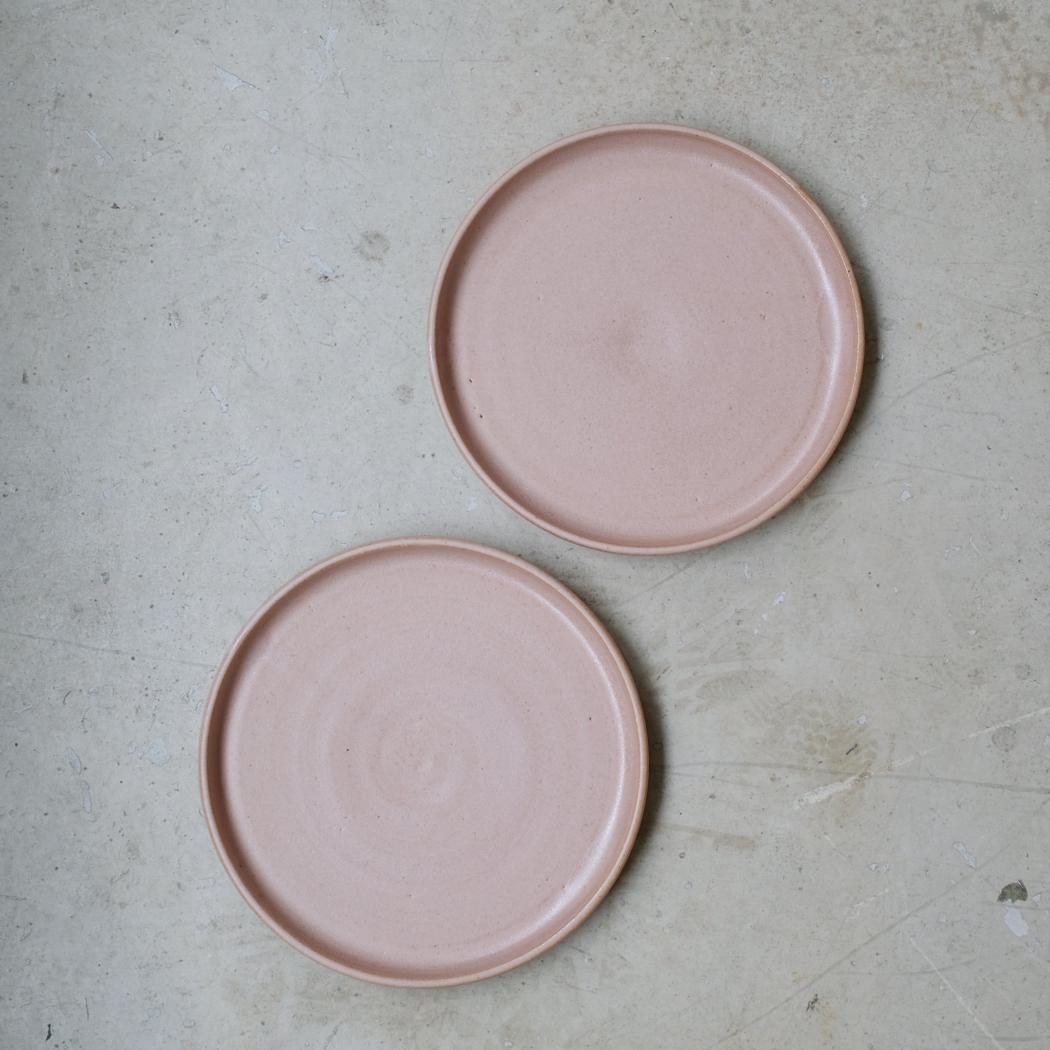 Assiette en grès, rose par Nolwenn Baillet chez Brutal Ceramics