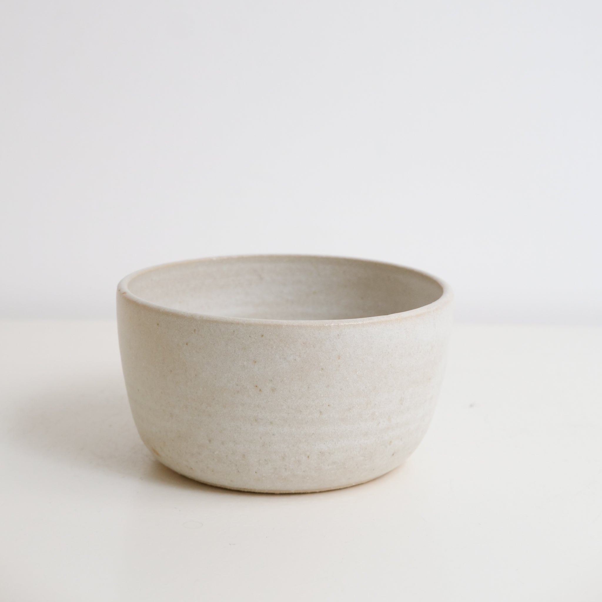 Bol en grès, blanc crème par Nolwenn Baillet chez Brutal Ceramics