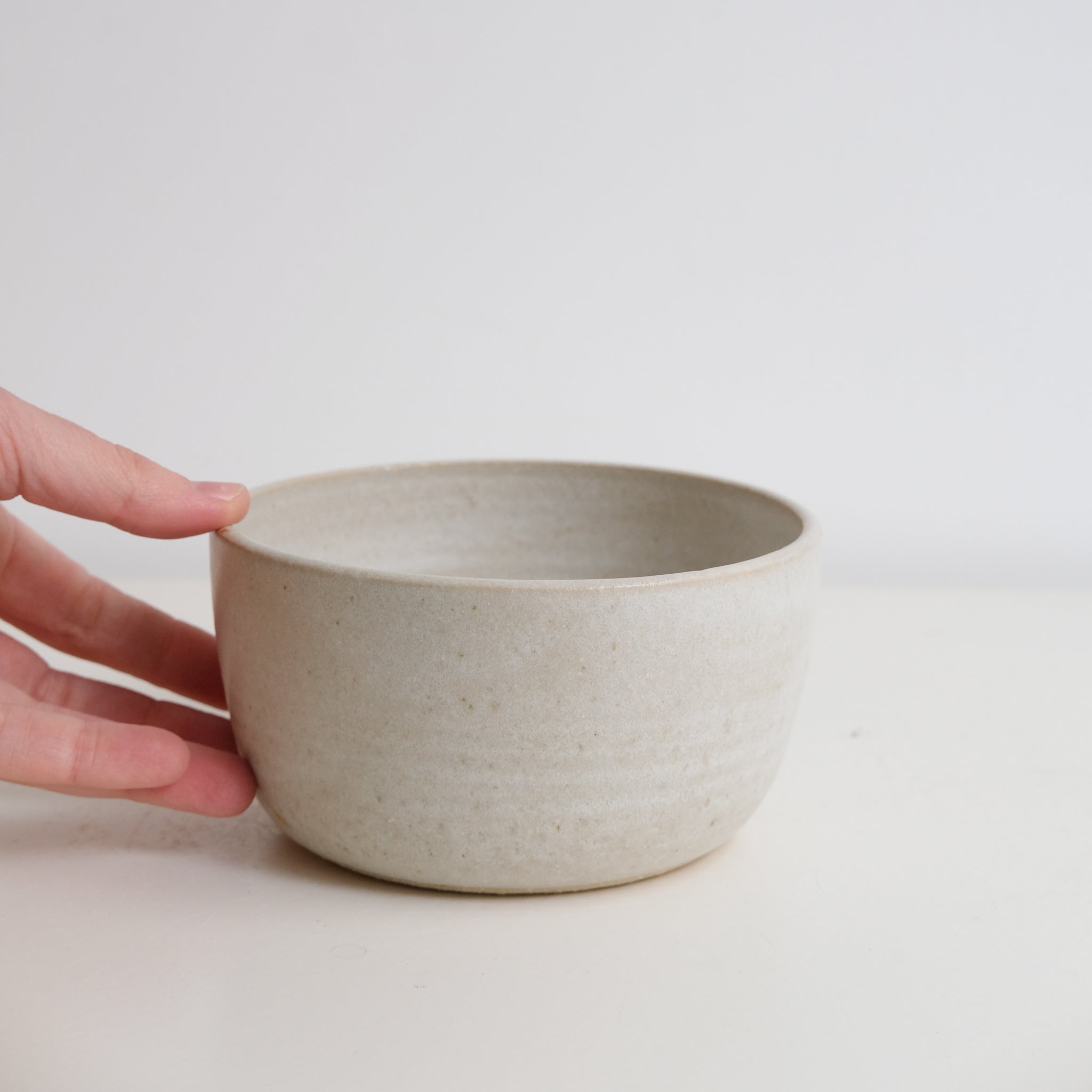 Bol en grès, blanc crème par Nolwenn Baillet chez Brutal Ceramics