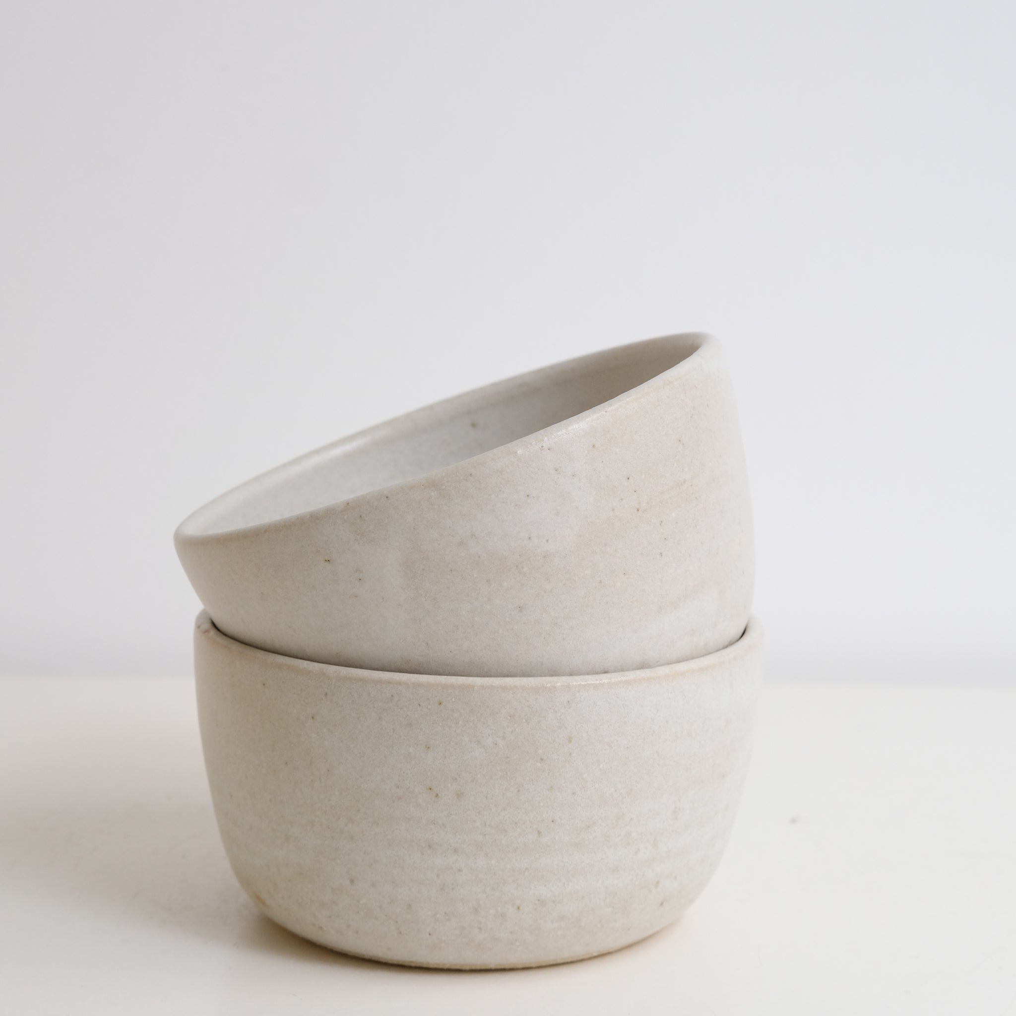 Bol en grès, blanc crème par Nolwenn Baillet chez Brutal Ceramics