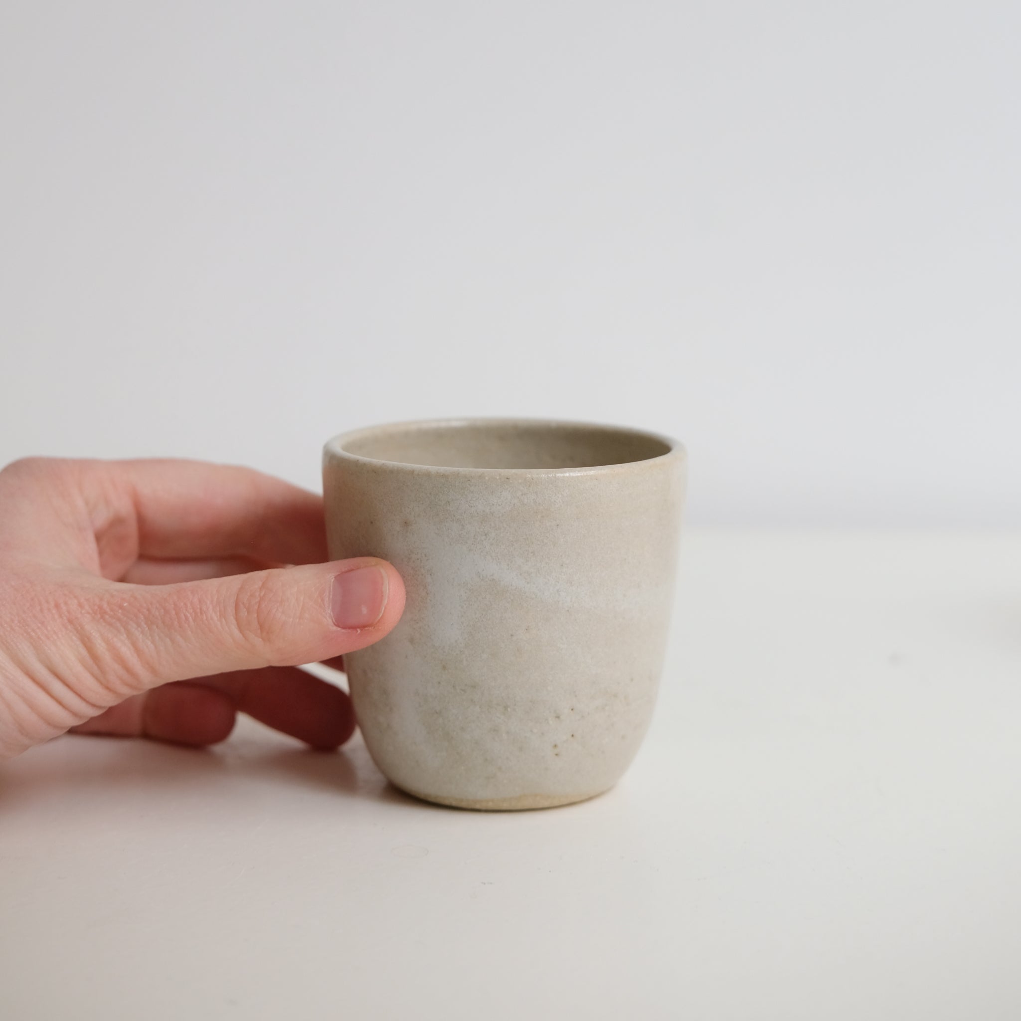 Tasse en grès,blanc crème par Nolwenn Baillet chez Brutal Ceramics