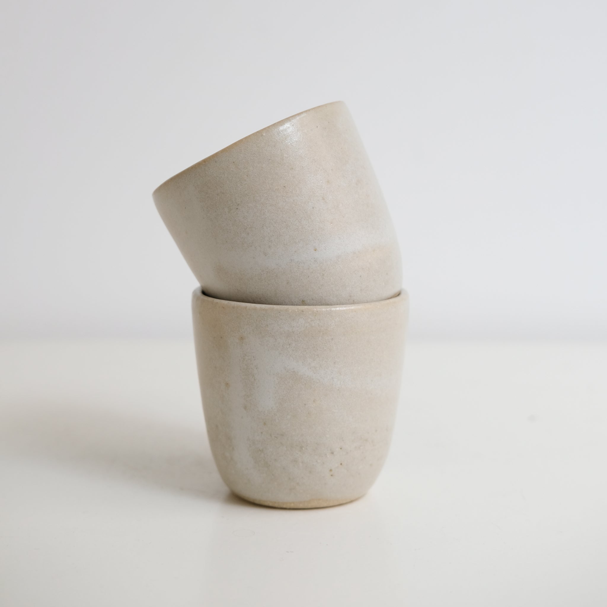 Tasse en grès,blanc crème par Nolwenn Baillet chez Brutal Ceramics