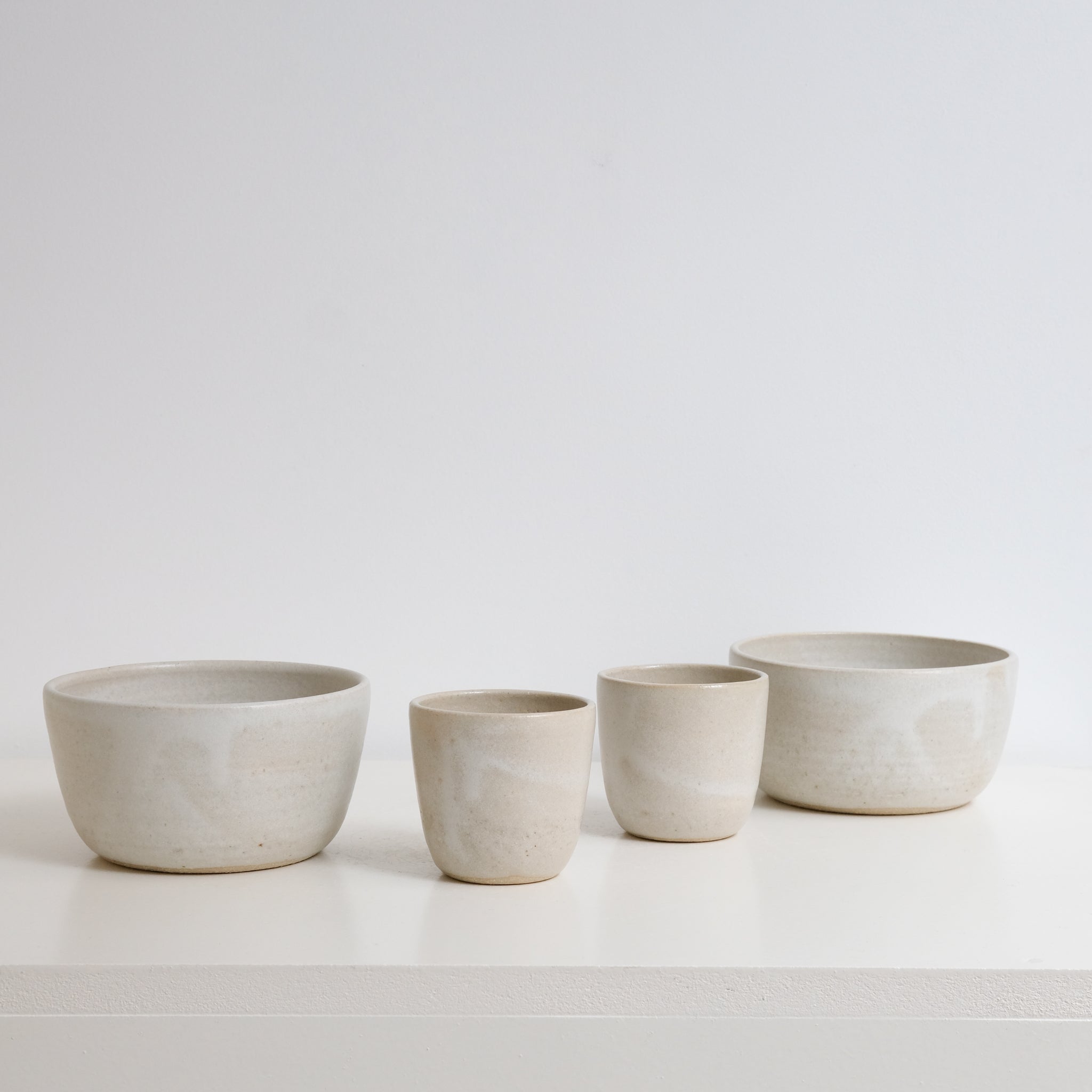 Bol en grès, blanc crème par Nolwenn Baillet chez Brutal Ceramics