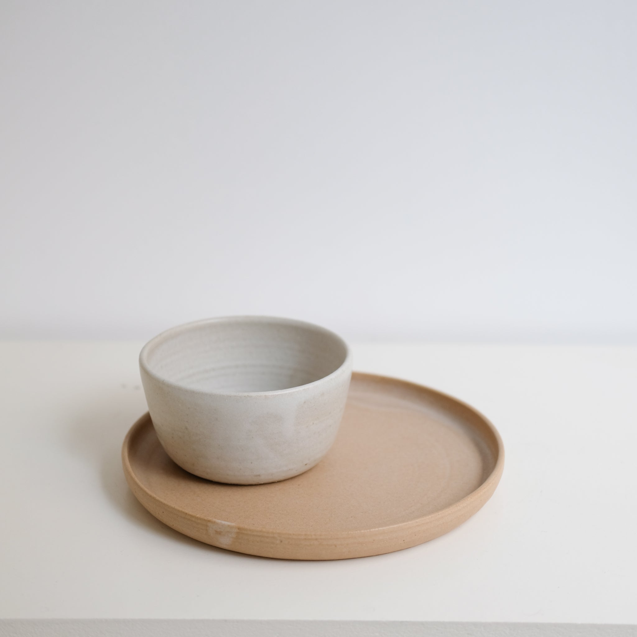 Bol en grès, blanc crème par Nolwenn Baillet chez Brutal Ceramics