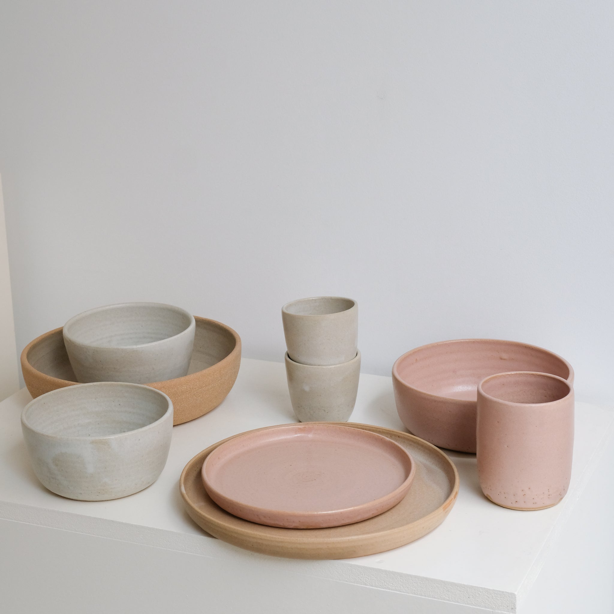 Tasse en grès,blanc crème par Nolwenn Baillet chez Brutal Ceramics