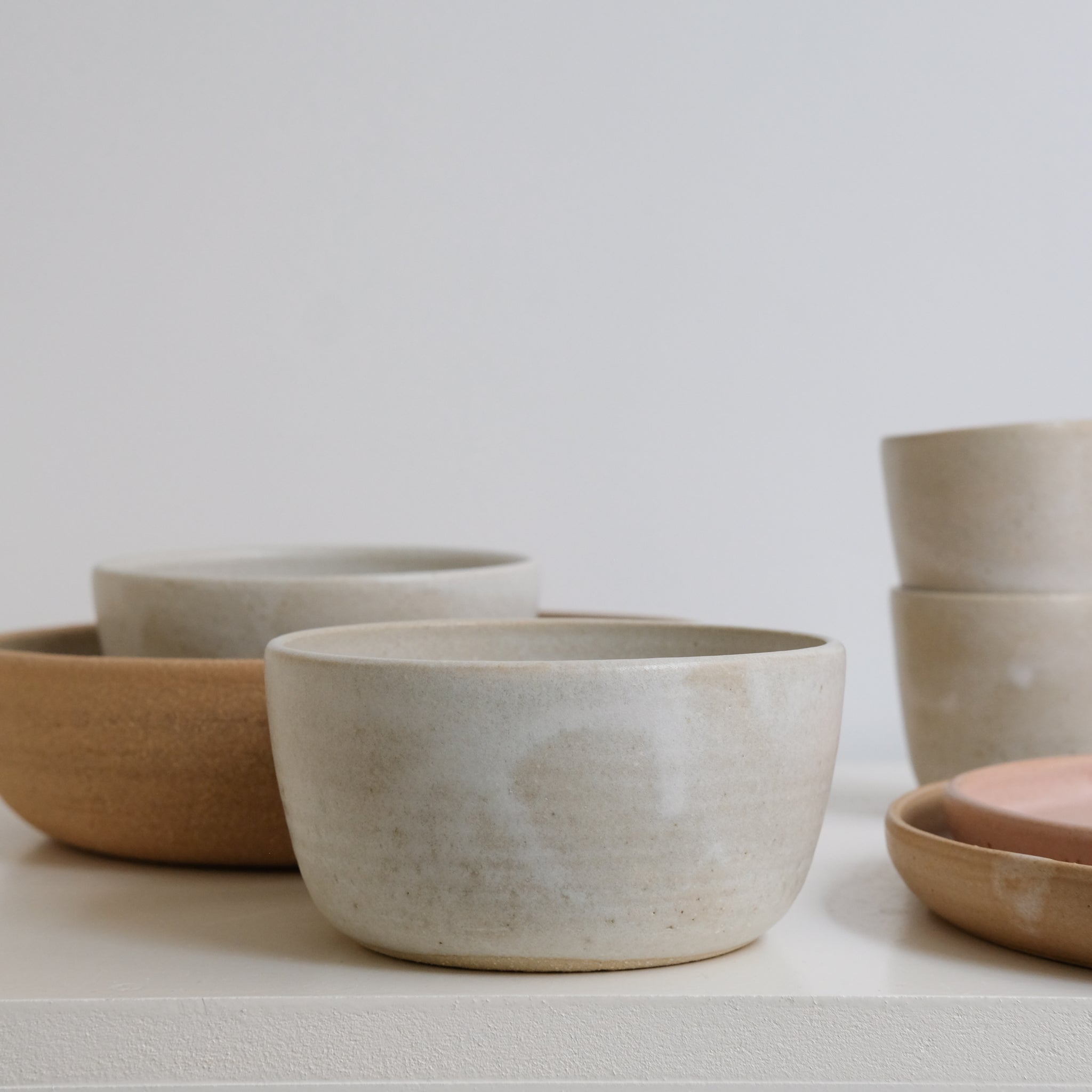 Bol en grès, blanc crème par Nolwenn Baillet chez Brutal Ceramics