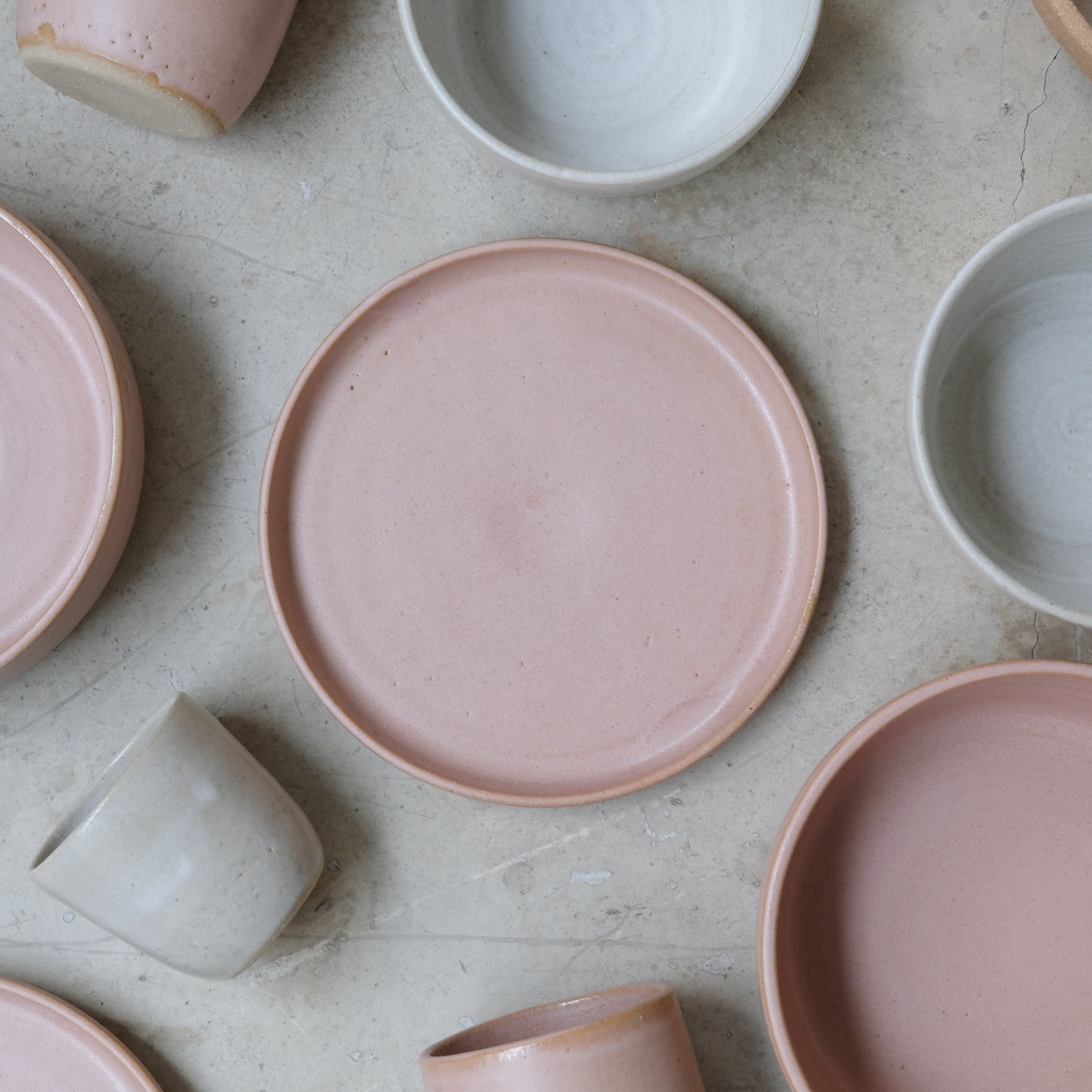 Assiette en grès, rose par Nolwenn Baillet chez Brutal Ceramics