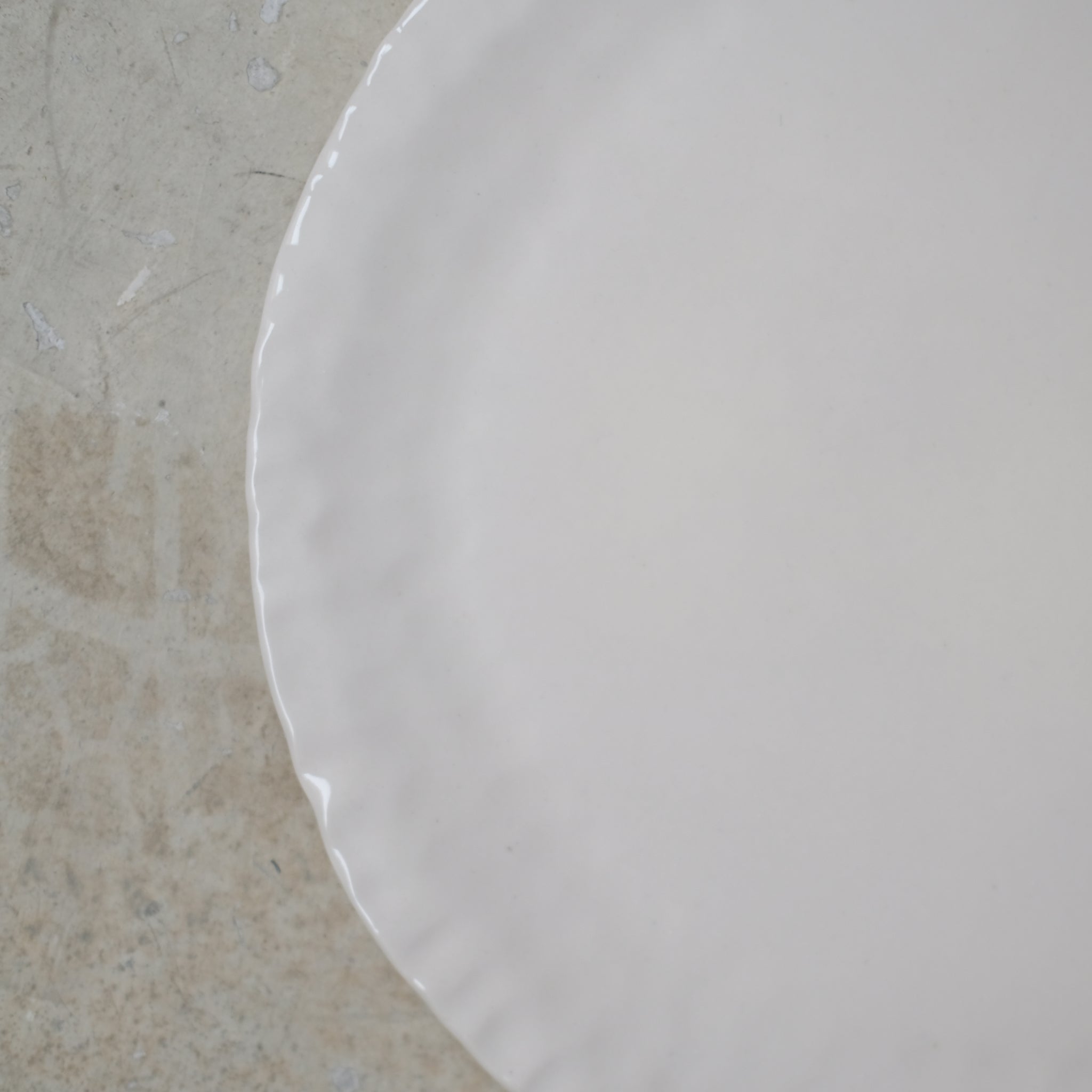 Assiette en grès D 25cm - Blanc brillant d'Apollonie Ceramics chez Brutal Ceramics