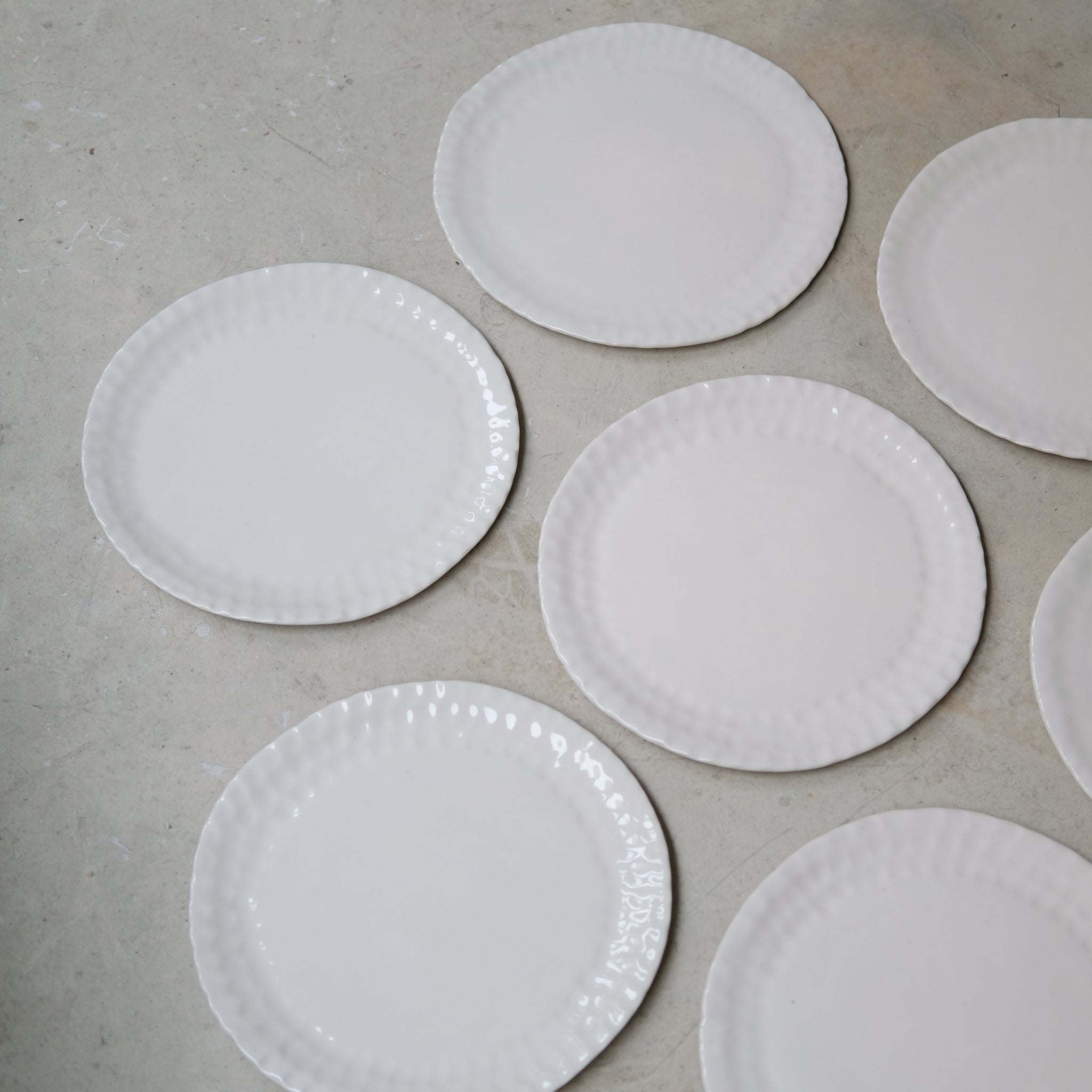 Assiette en grès D 25cm - Blanc brillant d'Apollonie Ceramics chez Brutal Ceramics