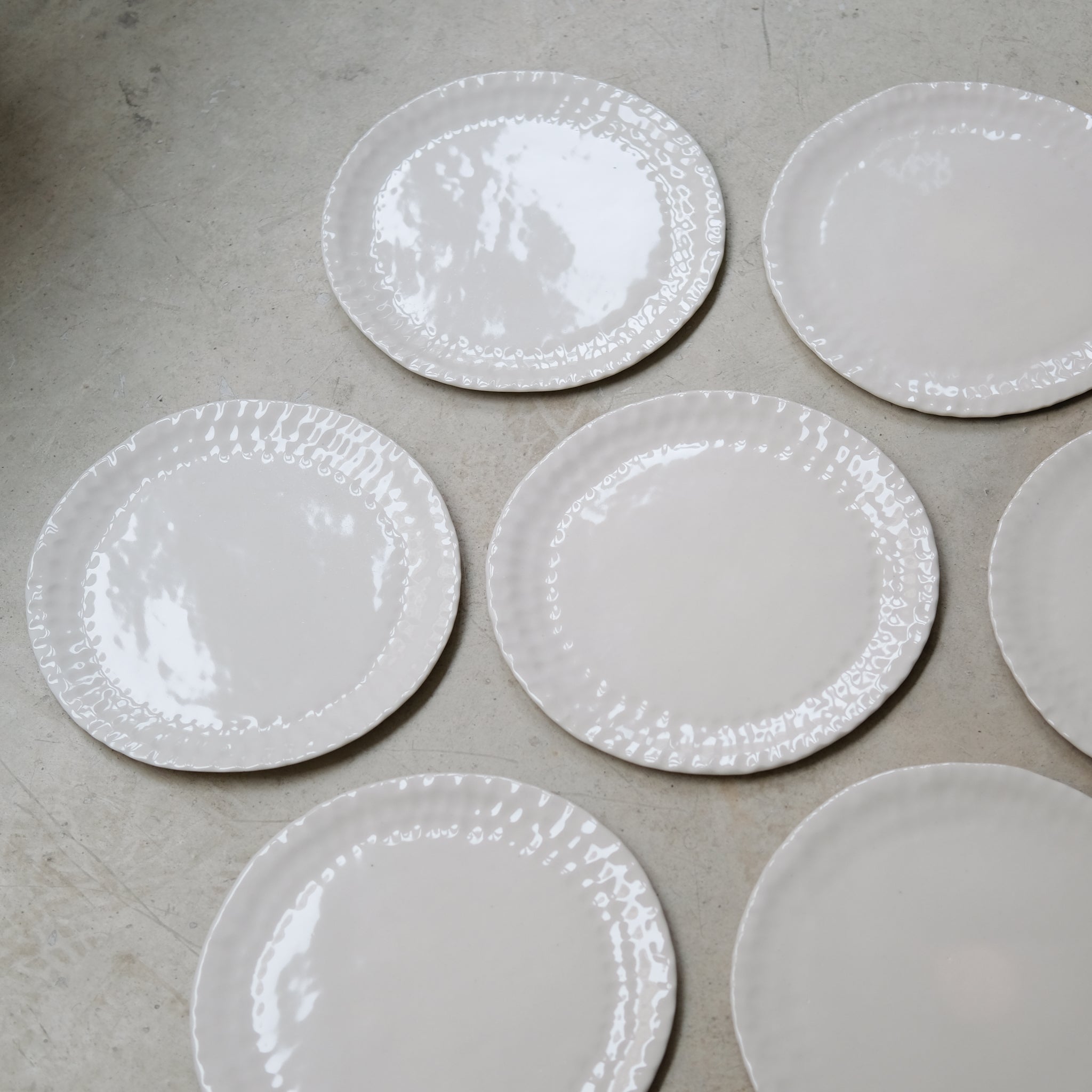 Assiette en grès D 25cm - Blanc brillant d'Apollonie Ceramics chez Brutal Ceramics