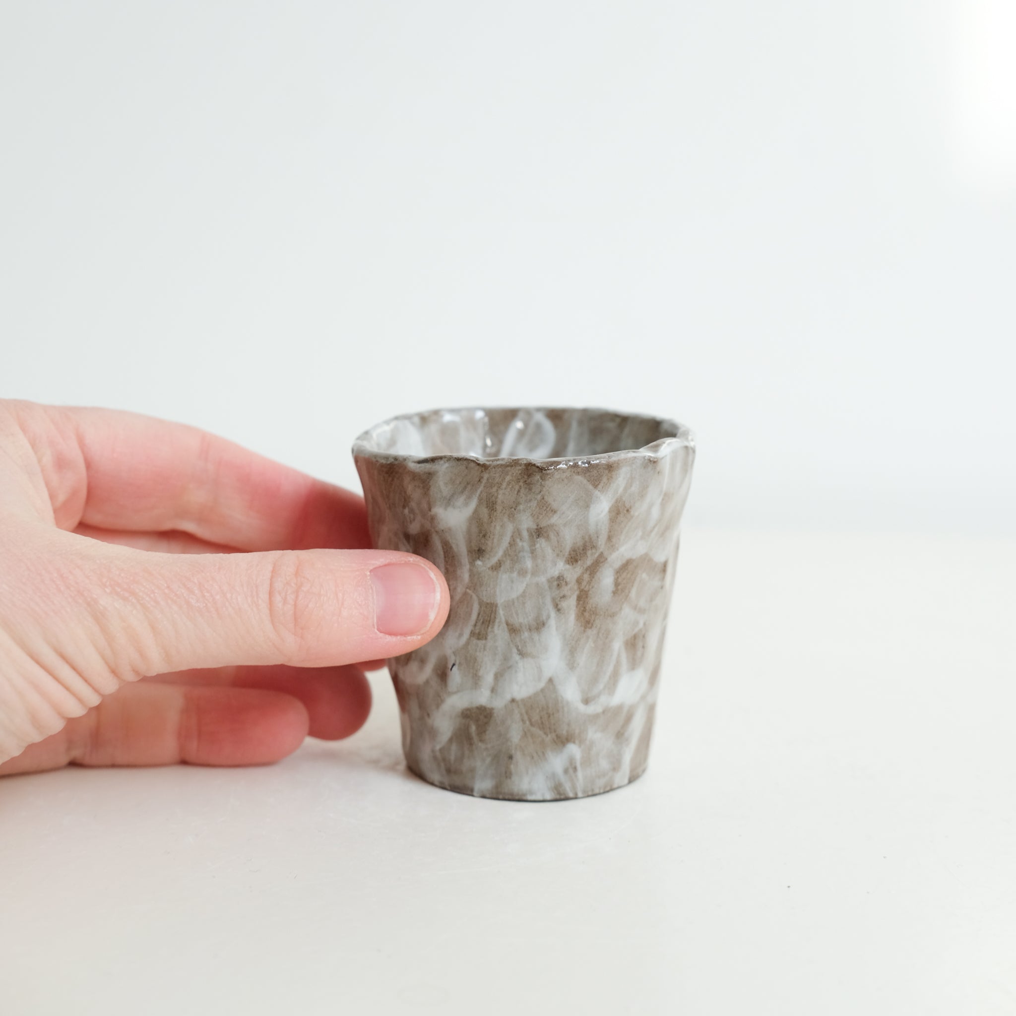 Tasse en grès noir 70ml - Brun et blanc d'Apollonie Ceramics chez Brutal Ceramics