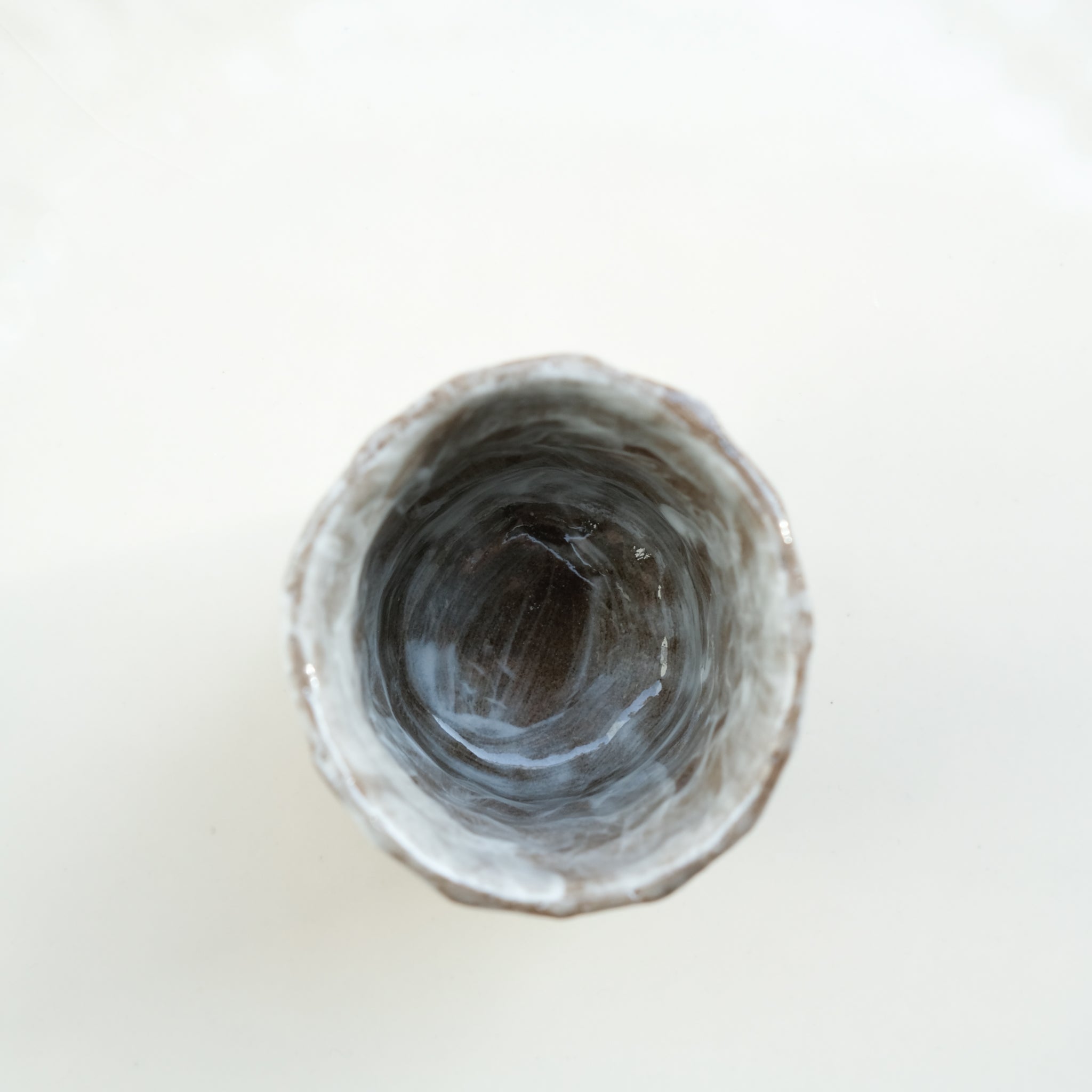 Tasse en grès noir 70ml - Brun et blanc d'Apollonie Ceramics chez Brutal Ceramics