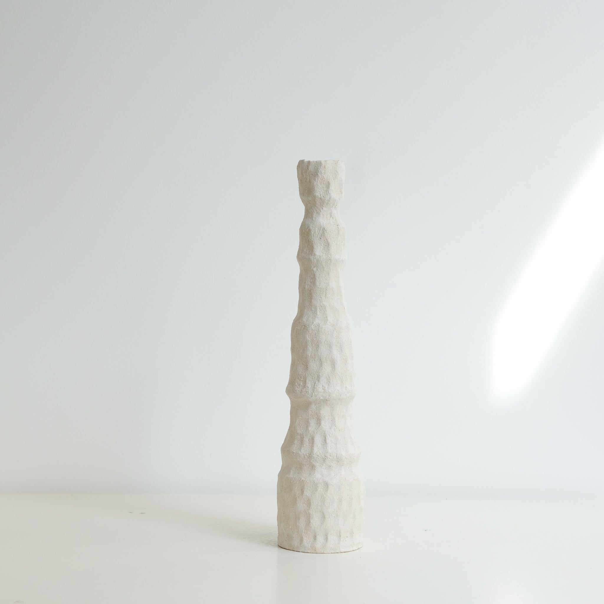Bougeoir 03 en grès H 32,5cm - Blanc mat d'Apollonie Ceramics chez Brutal Ceramics
