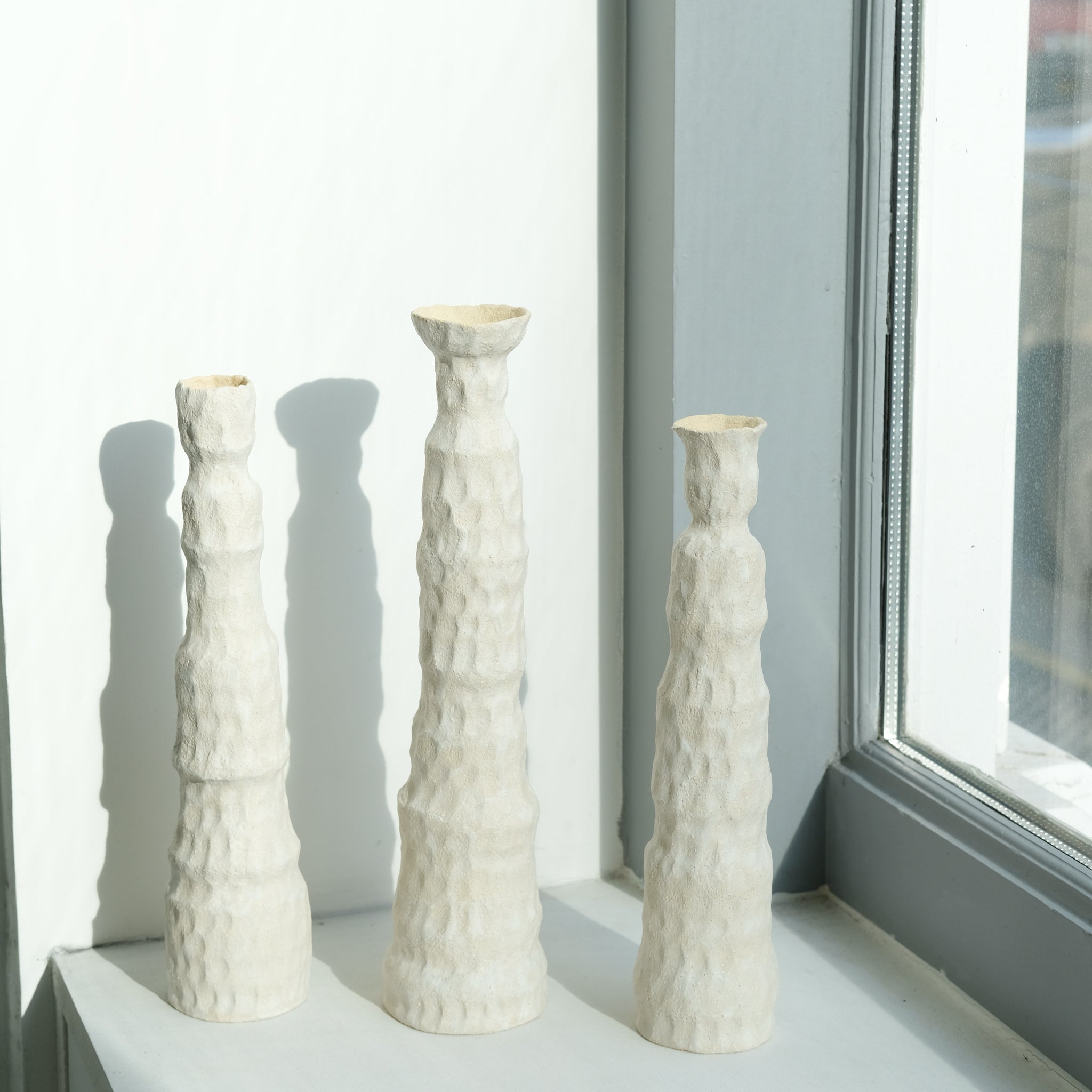 Bougeoir 03 en grès H 32,5cm - Blanc mat d'Apollonie Ceramics chez Brutal Ceramics
