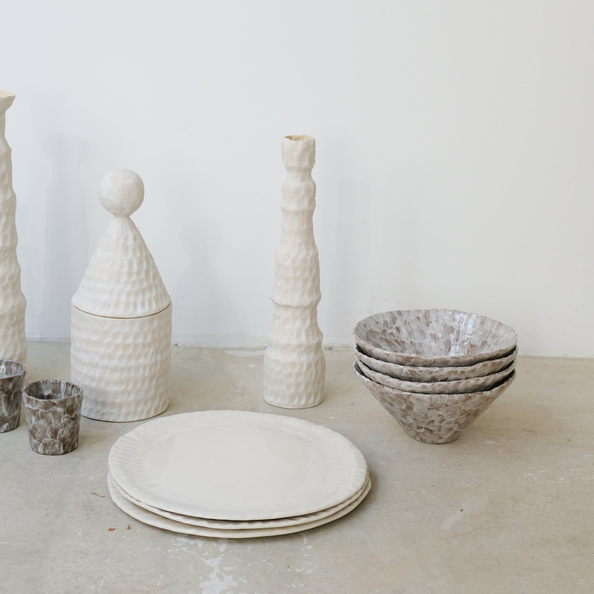 Assiette en grès D 25cm - Blanc brillant d'Apollonie Ceramics chez Brutal Ceramics