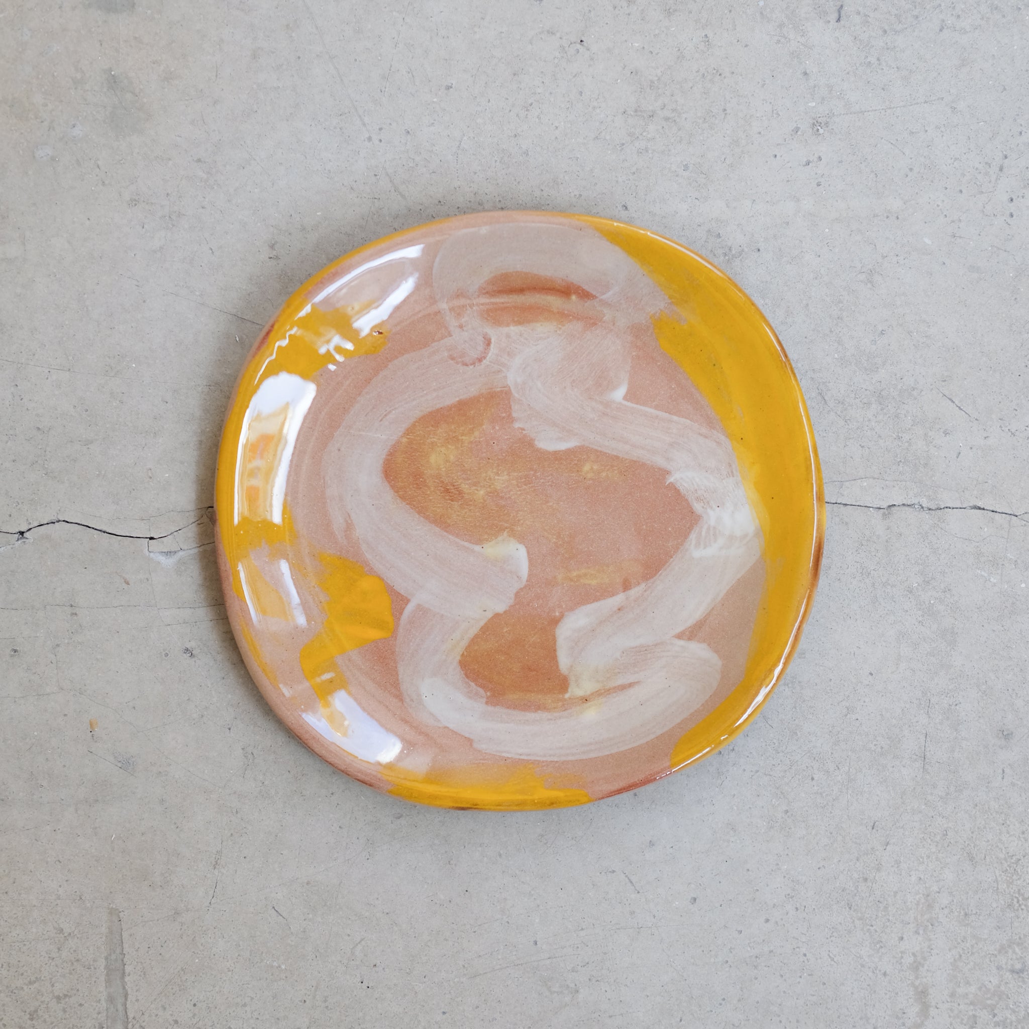 Assiette SP2403 en faïence rouge D 19cm - Multicolore d'Héloise Bariol chez Brutal Ceramics