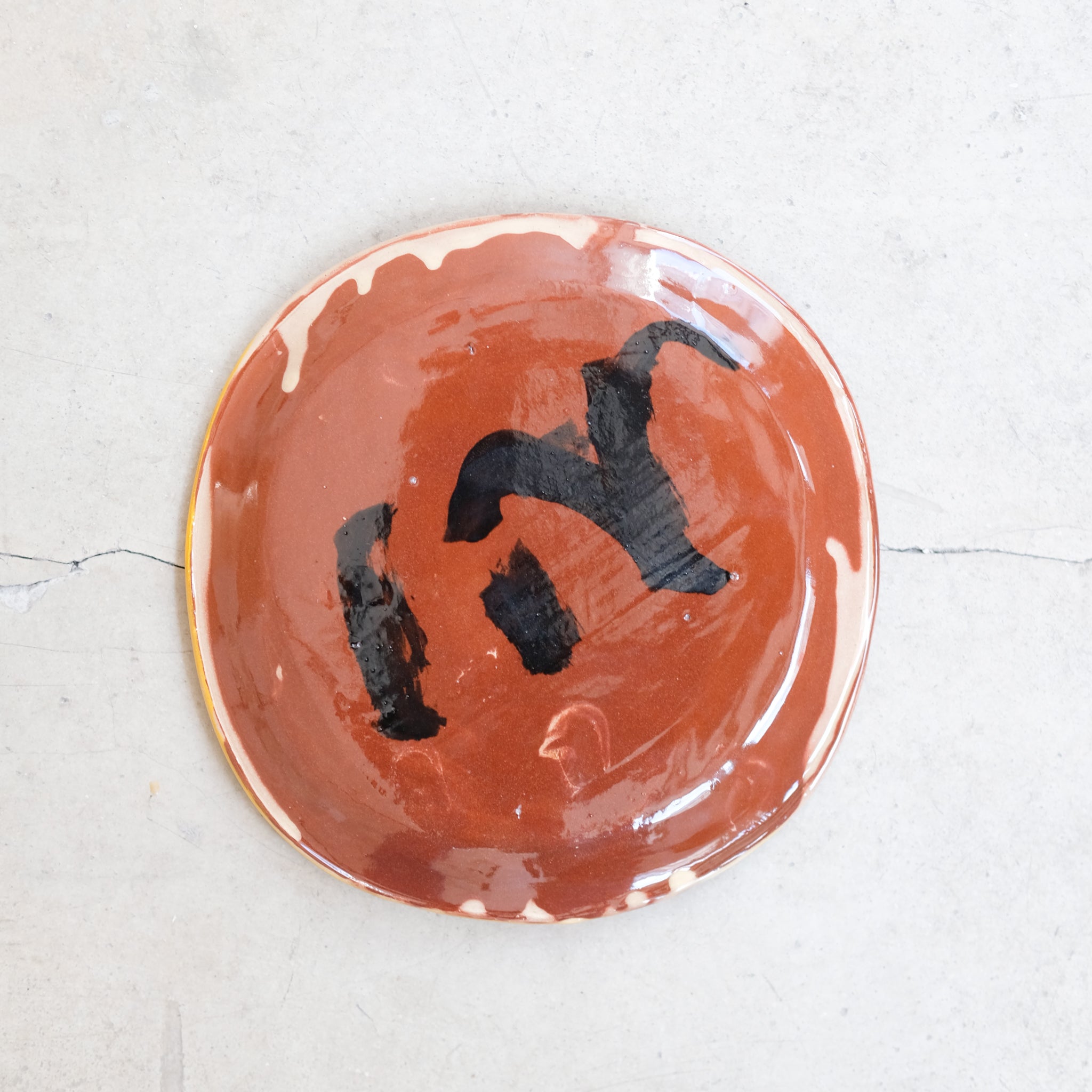 Assiette SP2403 en faïence rouge D 19cm - Multicolore d'Héloise Bariol chez Brutal Ceramics