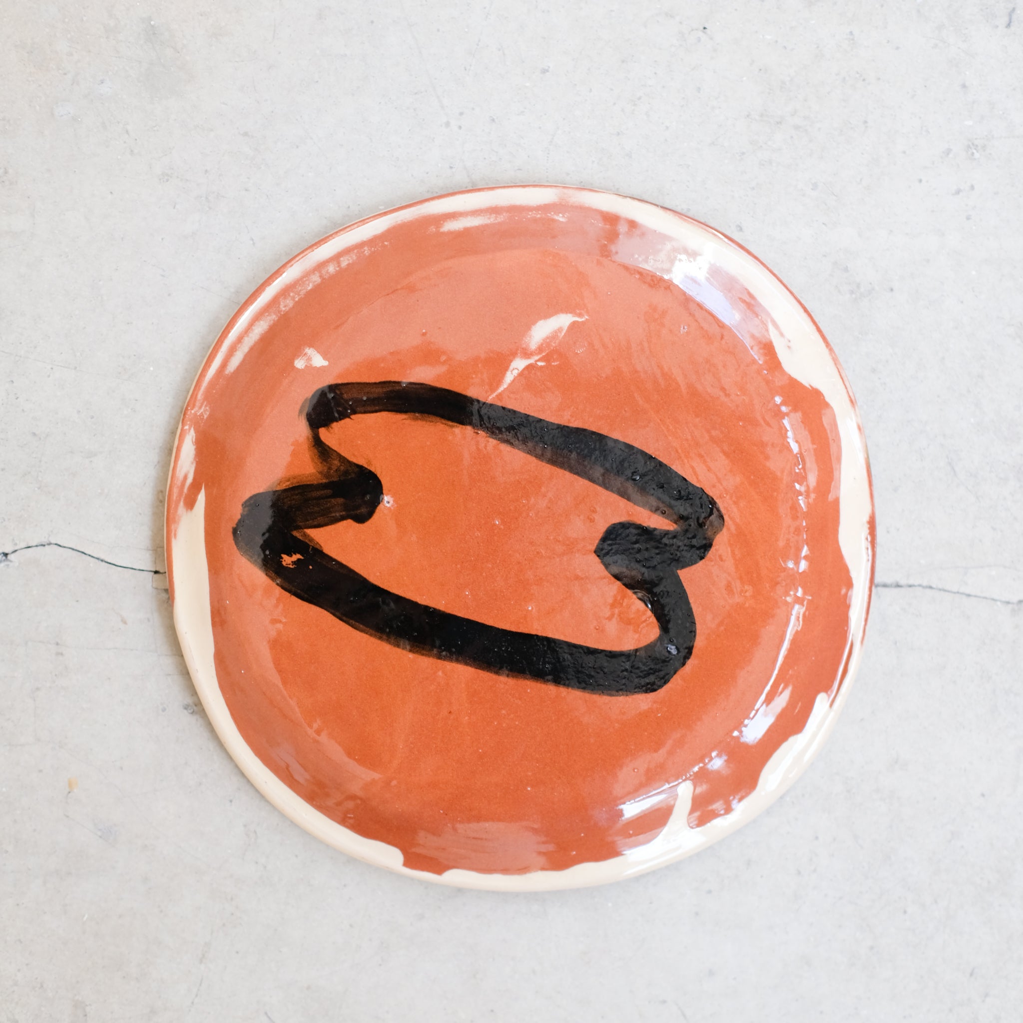 Assiette SP2404 en faïence rouge D 19cm - Multicolore d'Héloise Bariol chez Brutal Ceramics