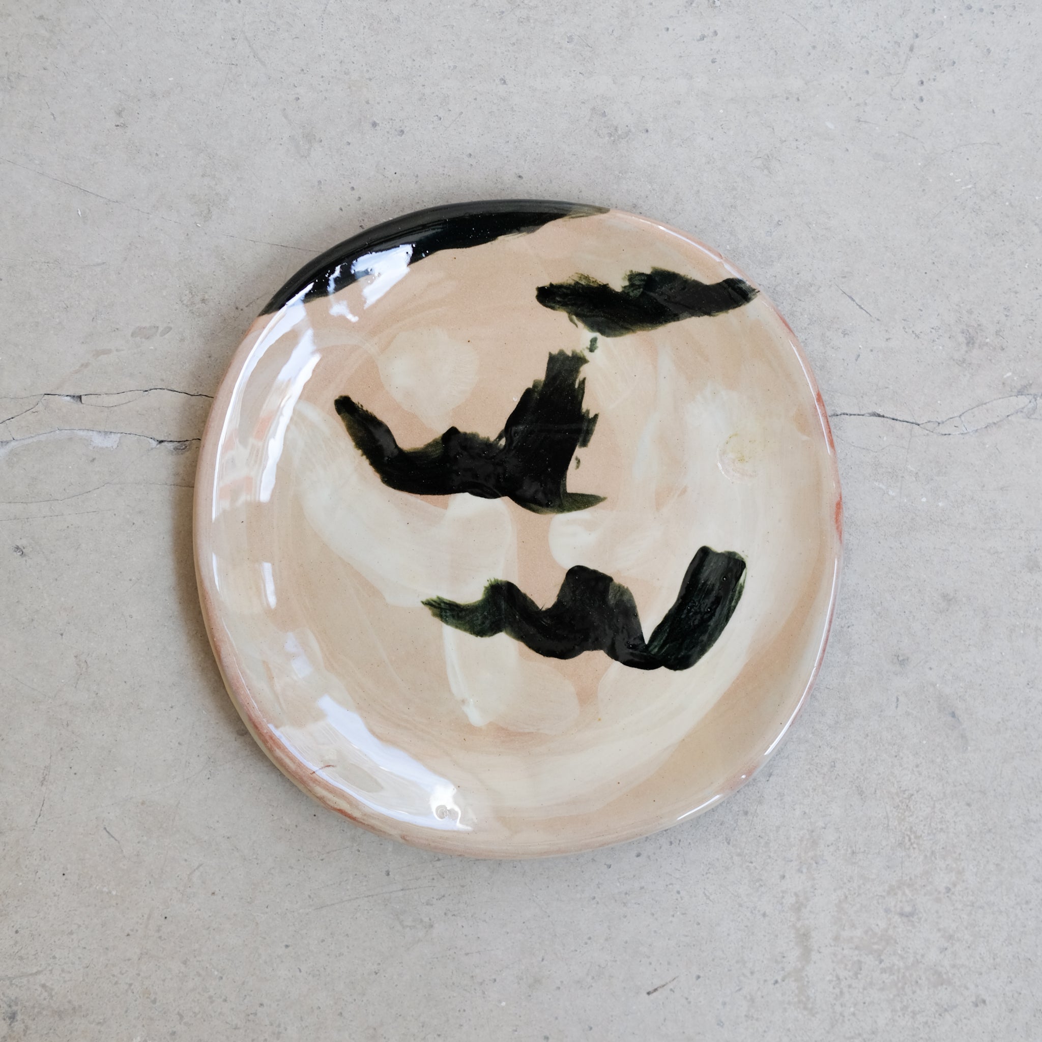 Assiette SP2405 en faïence rouge D 19cm - Multicolore d'Héloise Bariol chez Brutal Ceramics