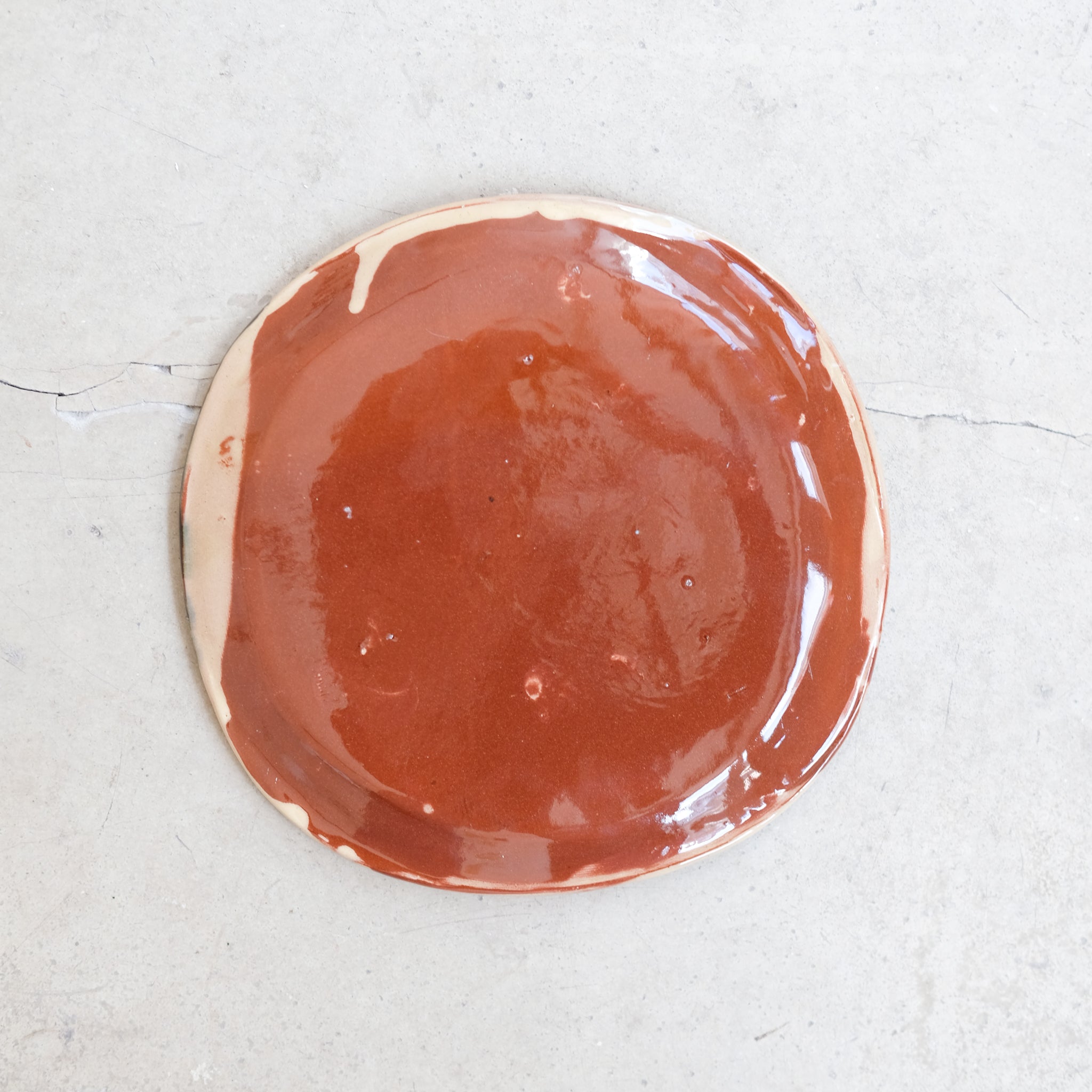 Assiette SP2405 en faïence rouge D 19cm - Multicolore d'Héloise Bariol chez Brutal Ceramics