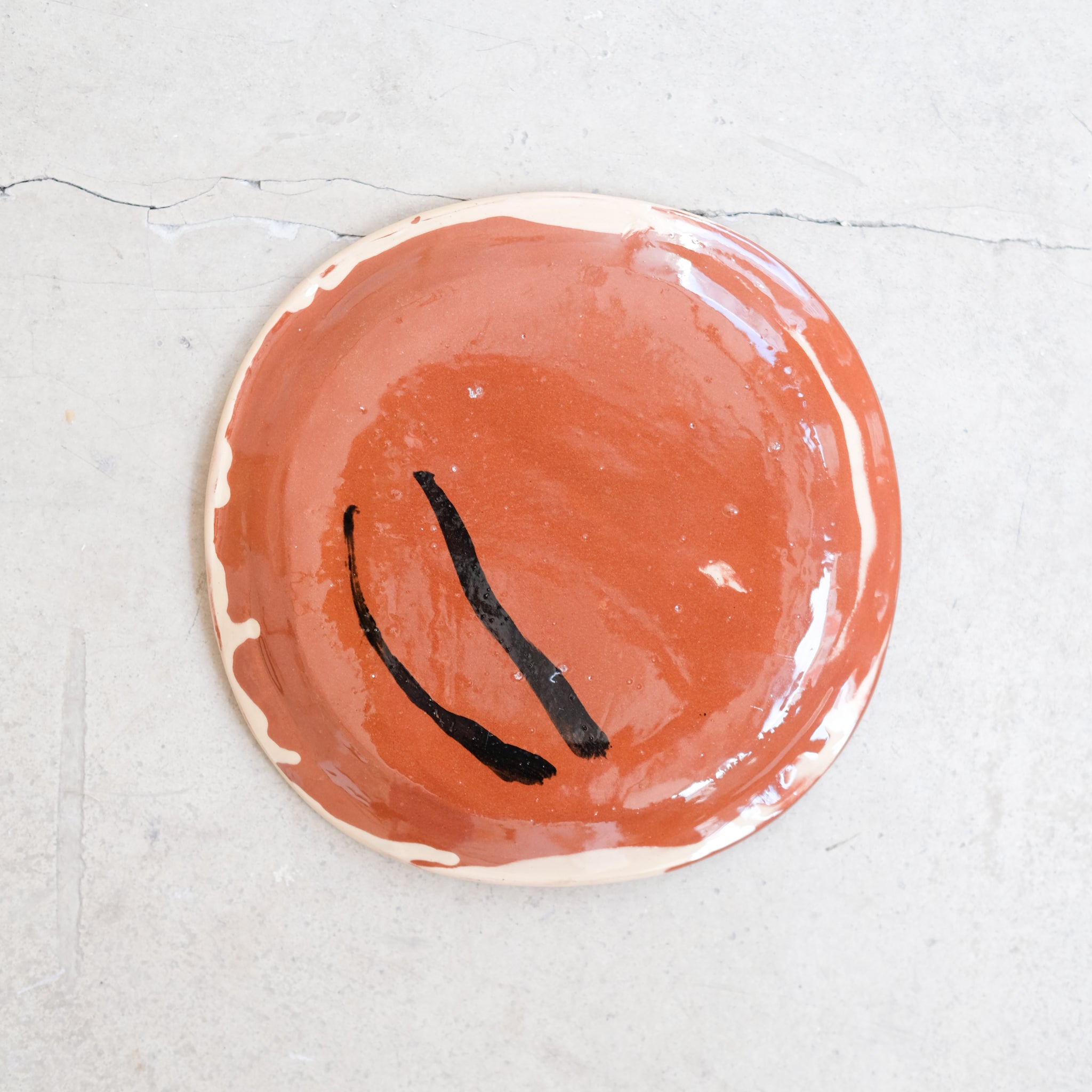 Assiette SP2408 en faïence rouge D 19cm - Multicolore d'Héloise Bariol chez Brutal Ceramics