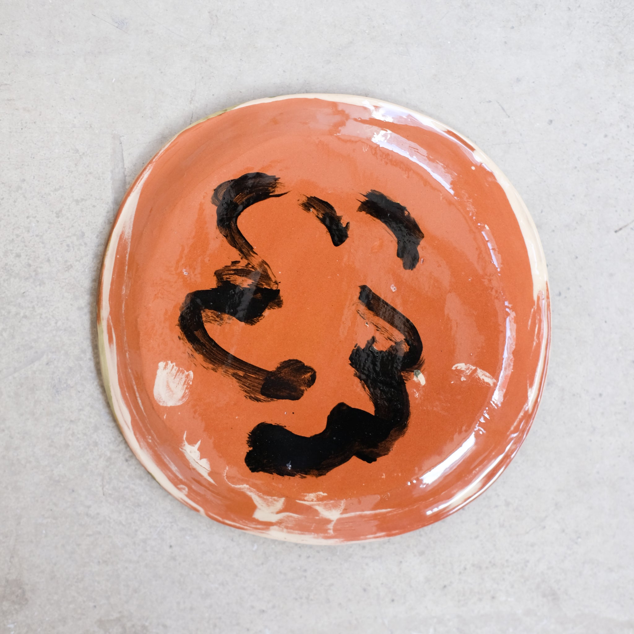 Assiette SP2409 en faïence rouge D 19cm - Multicolore d'Héloise Bariol chez Brutal Ceramics
