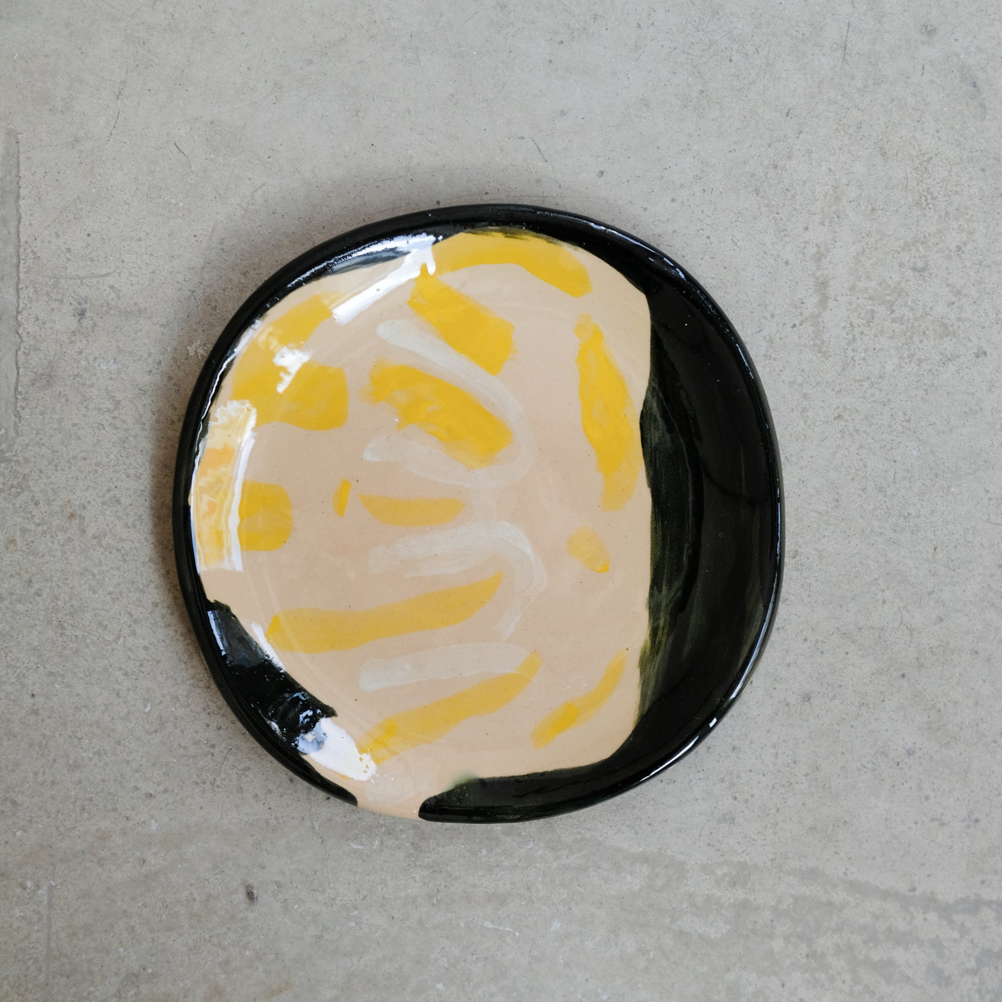 Assiette SP2411 en faïence rouge D 19cm - Multicolore d'Héloise Bariol chez Brutal Ceramics
