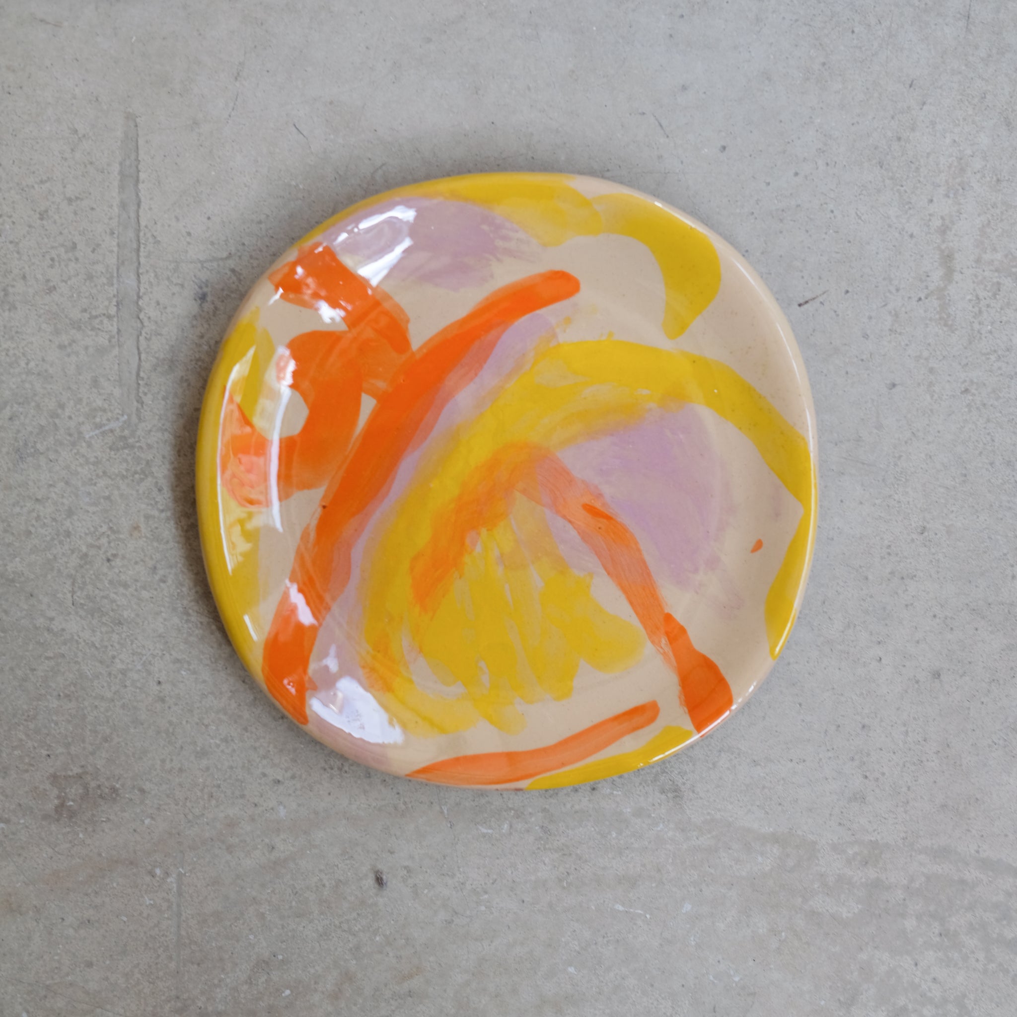 Assiette SP2414 en faïence rouge D 19cm - Multicolore d'Héloise Bariol chez Brutal Ceramics
