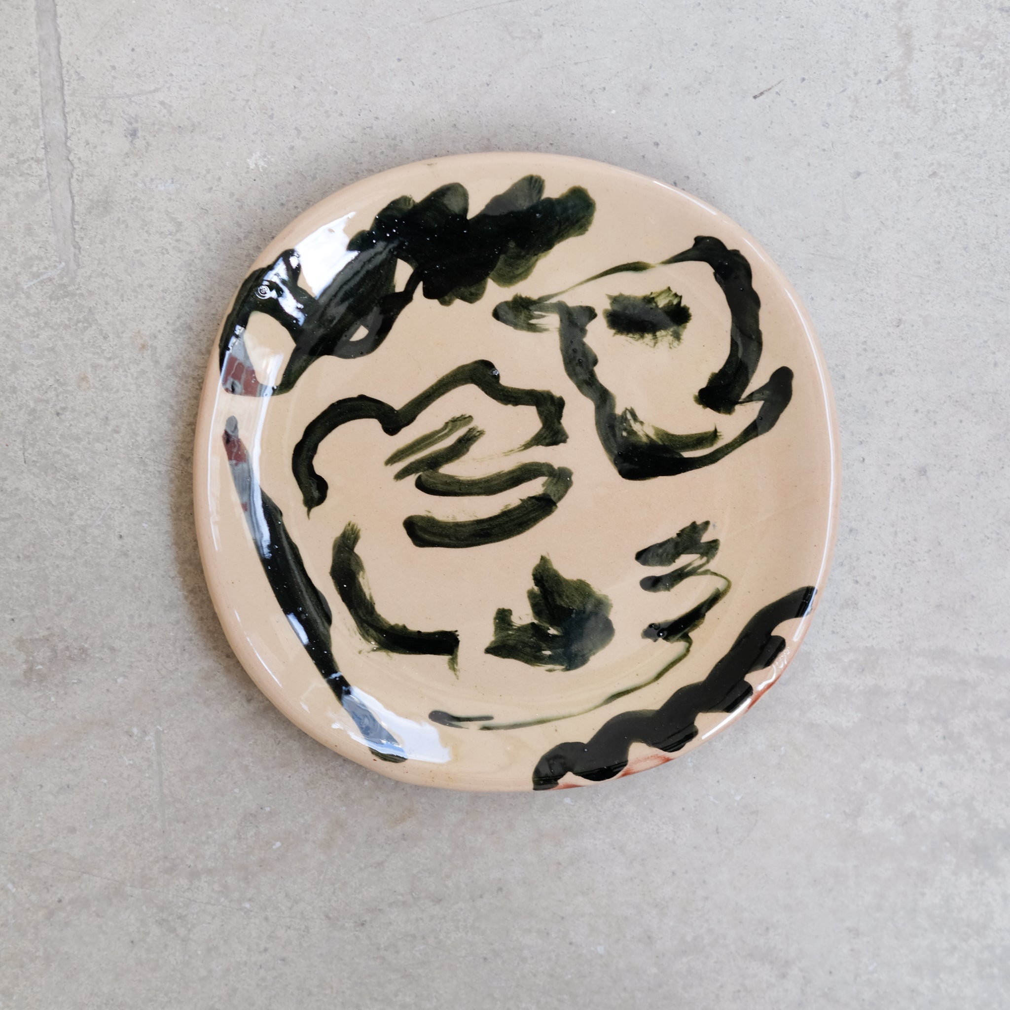 Assiette SP2417 en faïence rouge D 19cm - Multicolore d'Héloise Bariol chez Brutal Ceramics