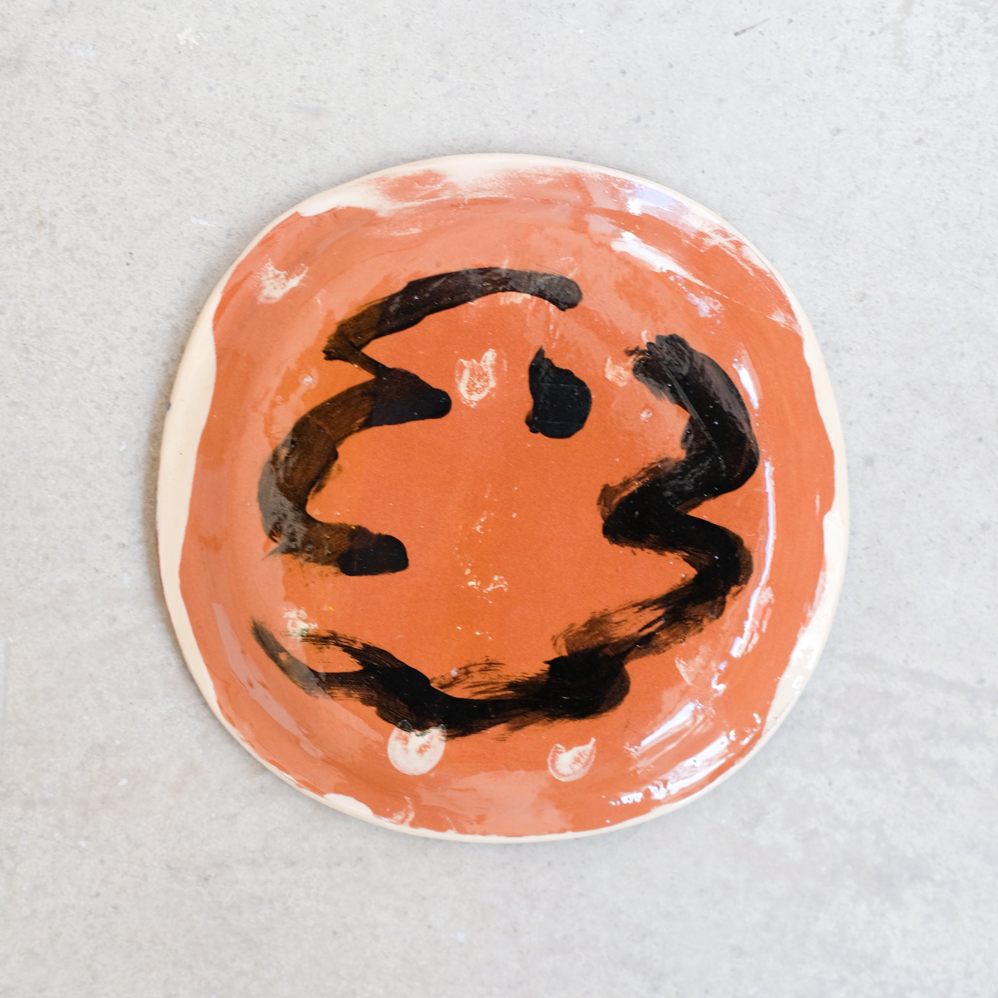 Assiette SP2424 en faïence rouge D 19cm - Multicolore d'Héloise Bariol chez Brutal Ceramics