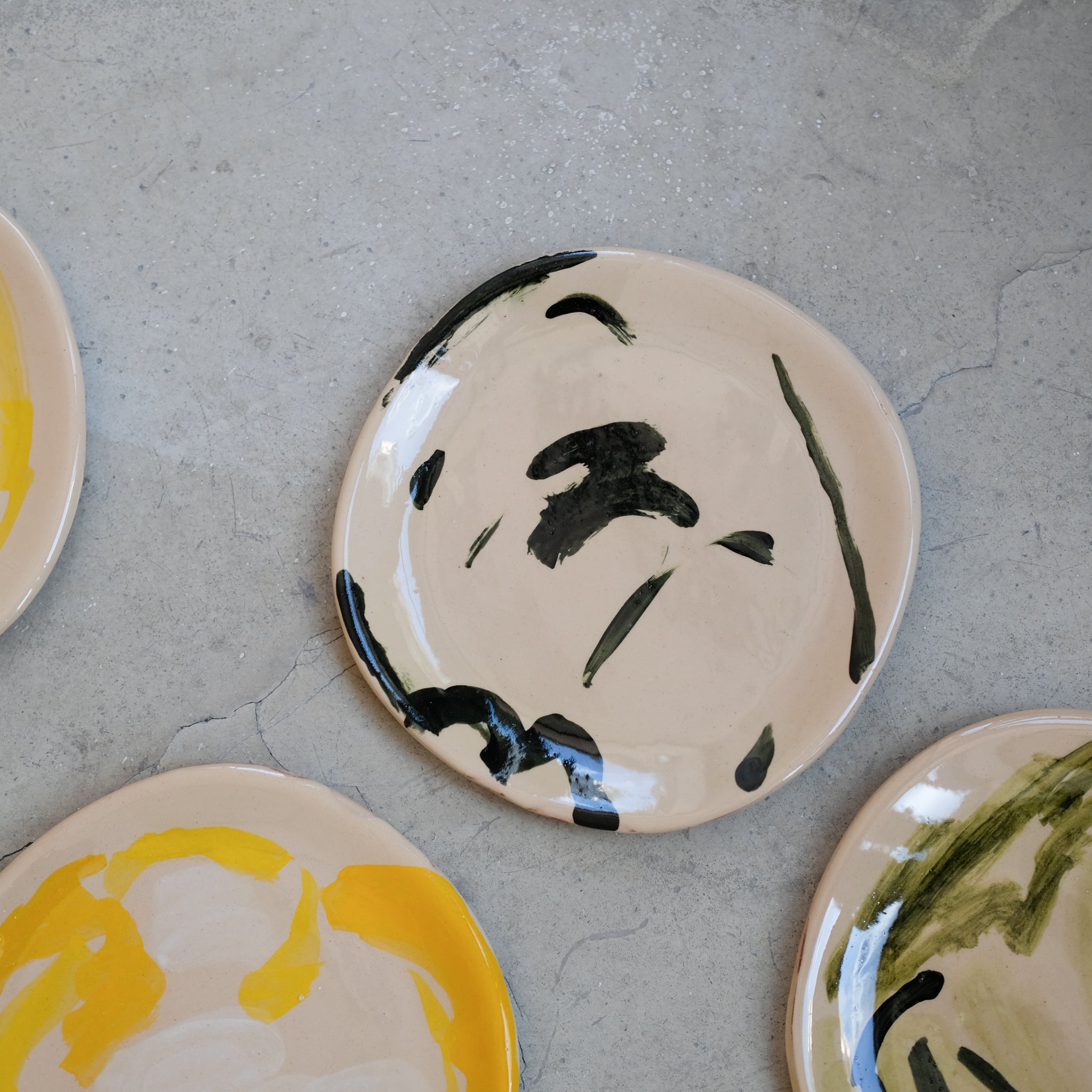 Assiette SP2413 en faïence rouge D 19cm - Multicolore d'Héloise Bariol chez Brutal Ceramics