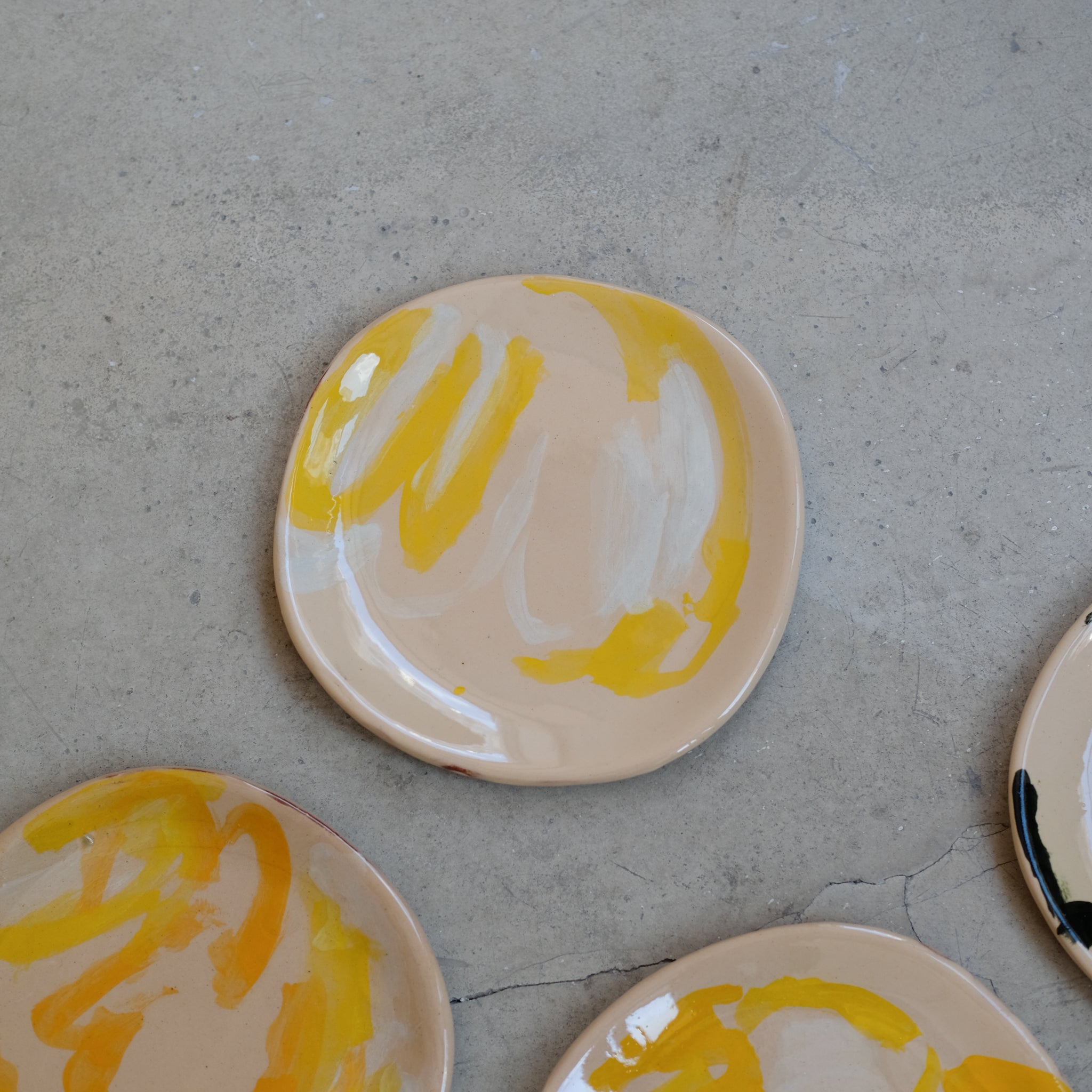 Assiette SP2426 en faïence rouge D 19cm - Multicolore d'Héloise Bariol chez Brutal Ceramics