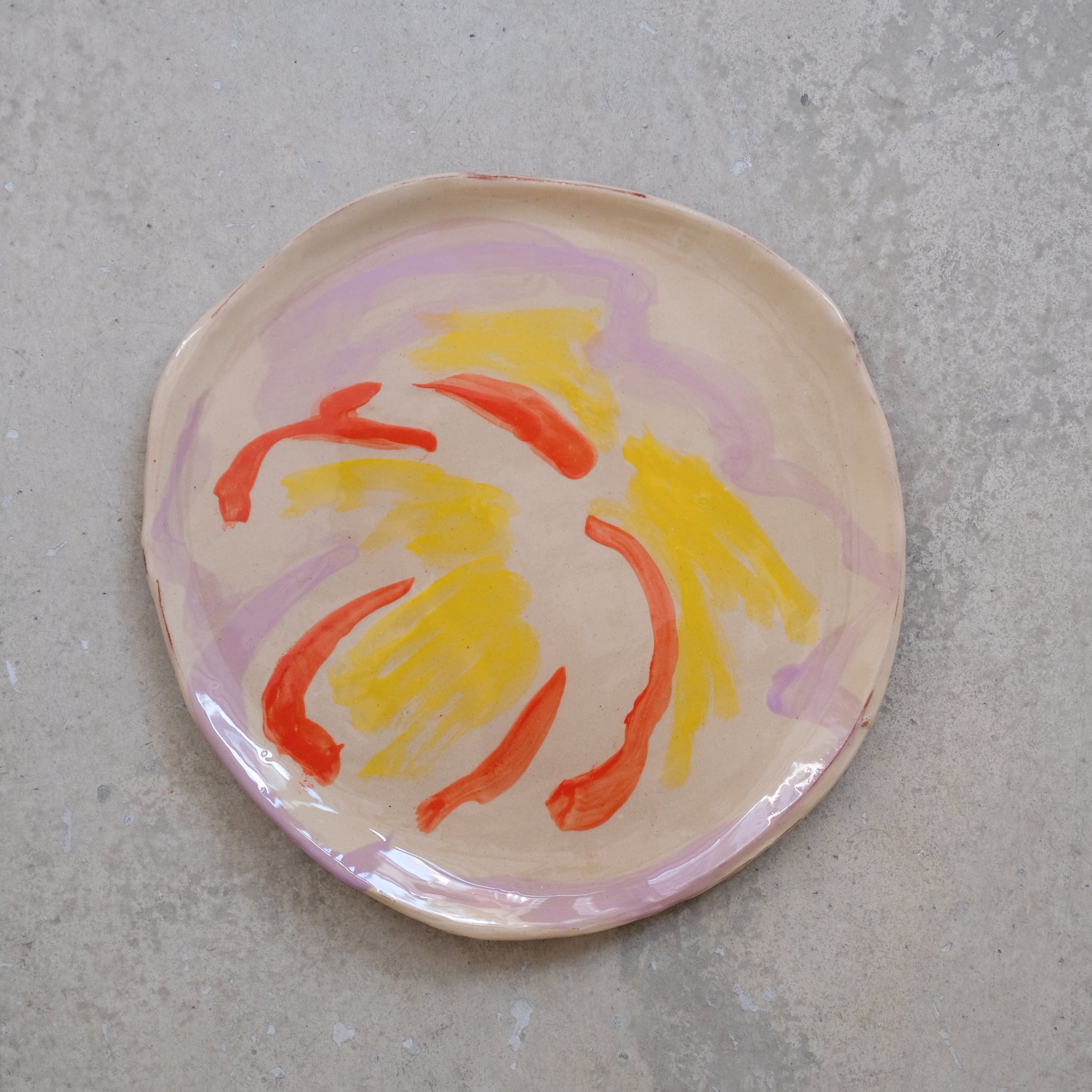 Assiette SP2436 en faïence rouge D 27cm - Multicolore d'Héloise Bariol chez Brutal Ceramics