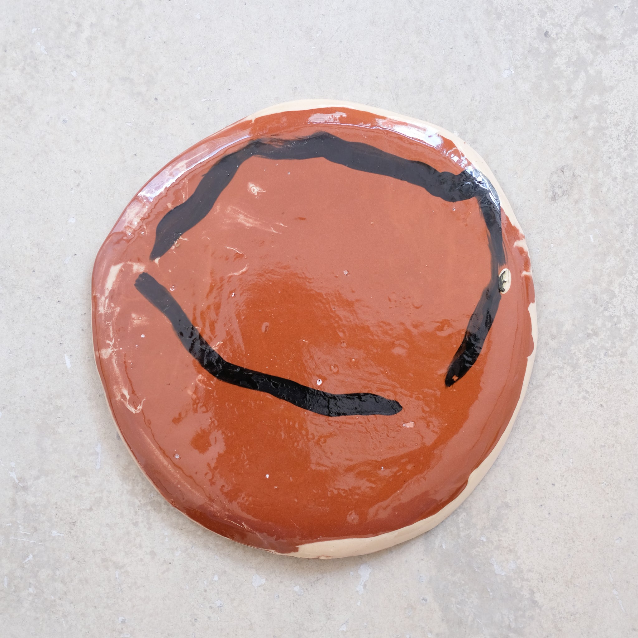 Assiette SP2436 en faïence rouge D 27cm - Multicolore d'Héloise Bariol chez Brutal Ceramics