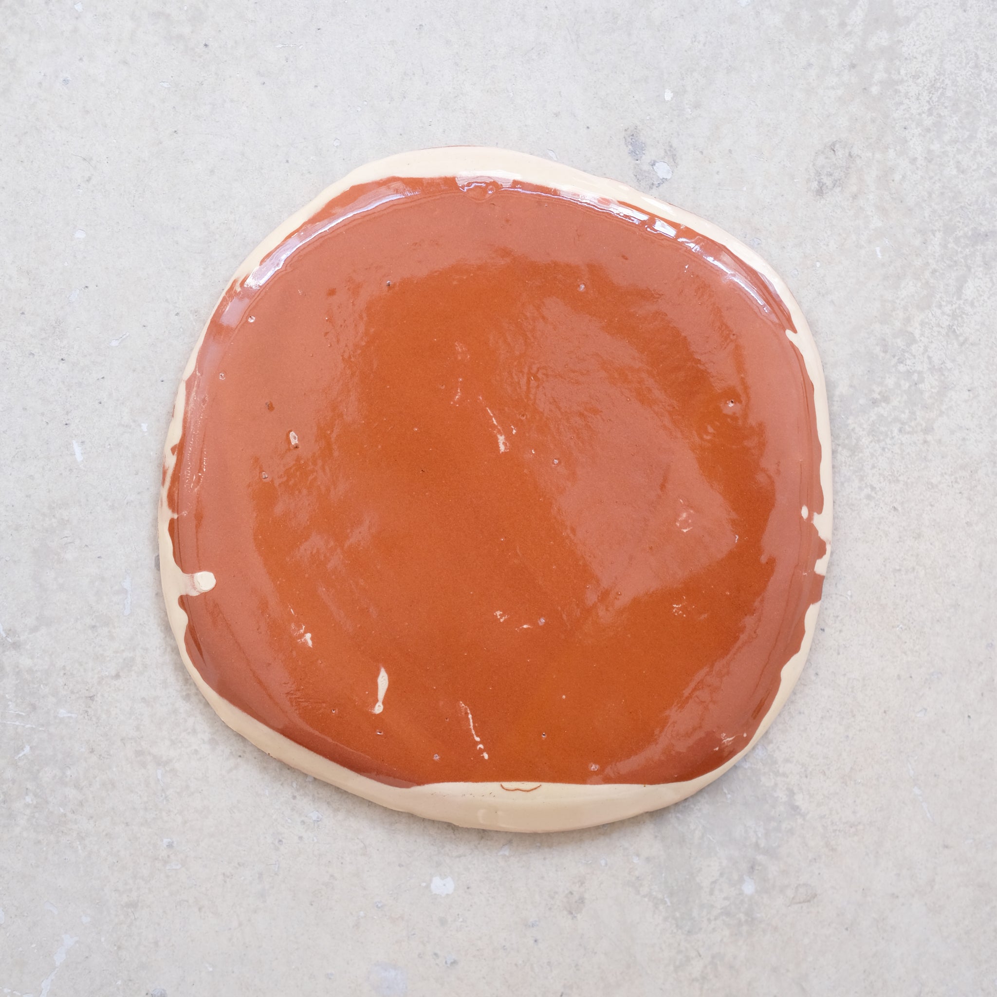 Assiette SP2438 en faïence rouge D 27cm - Multicolore d'Héloise Bariol chez Brutal Ceramics