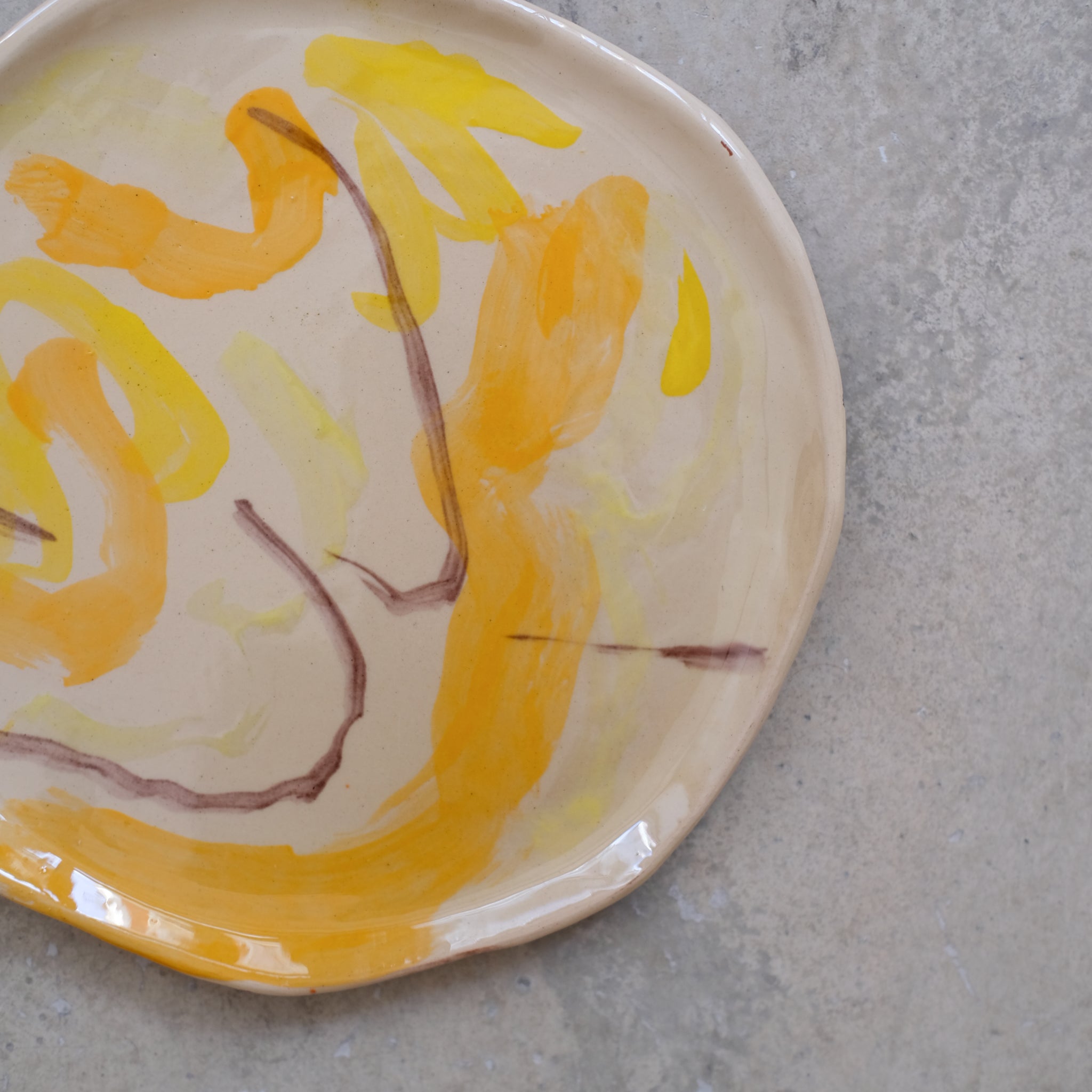 Assiette SP2439 en faïence rouge D 27cm - Multicolore d'Héloise Bariol chez Brutal Ceramics