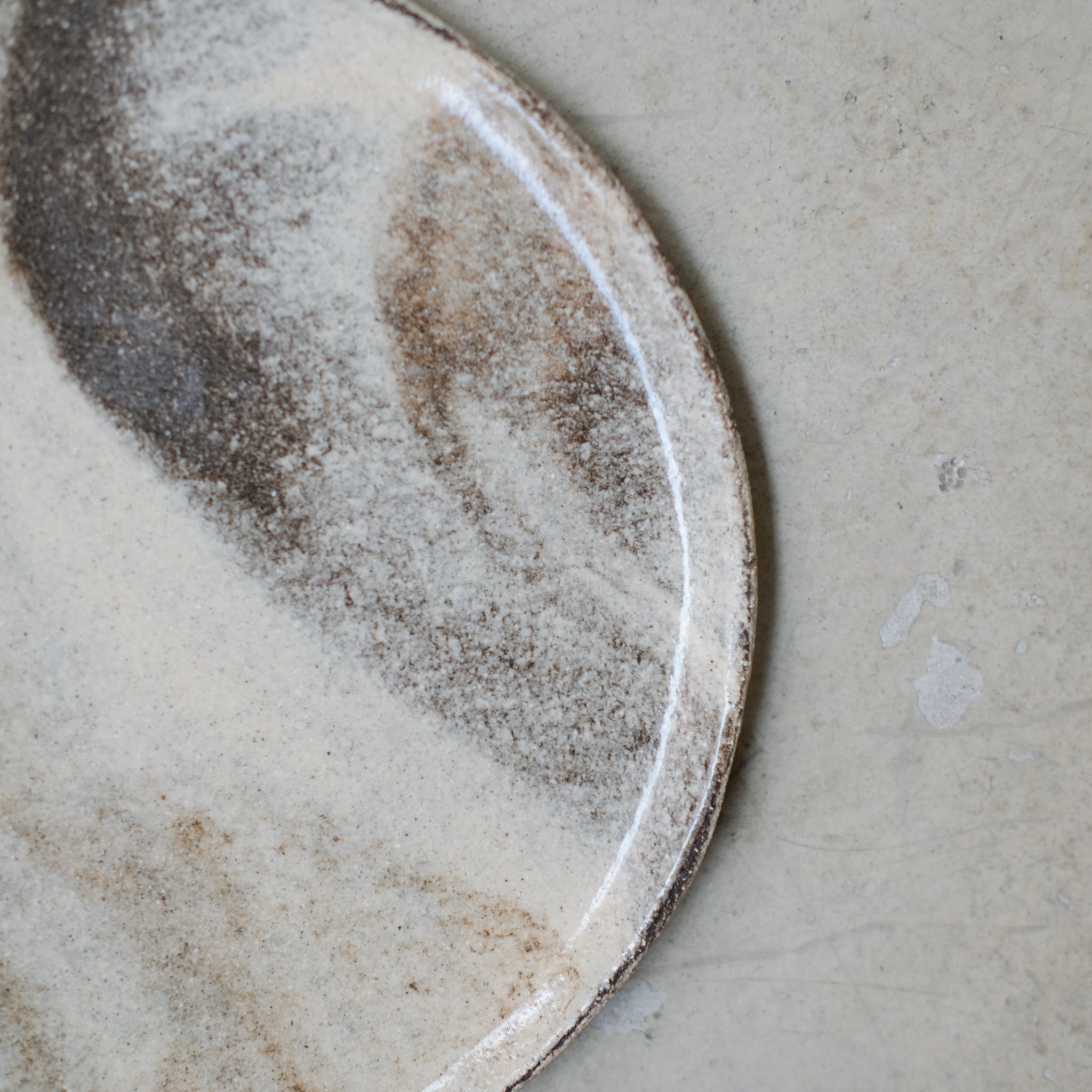 Assiette en terre mêlées 18cm - Blanc brillant de Léa Baldassari chez Brutal Ceramics
