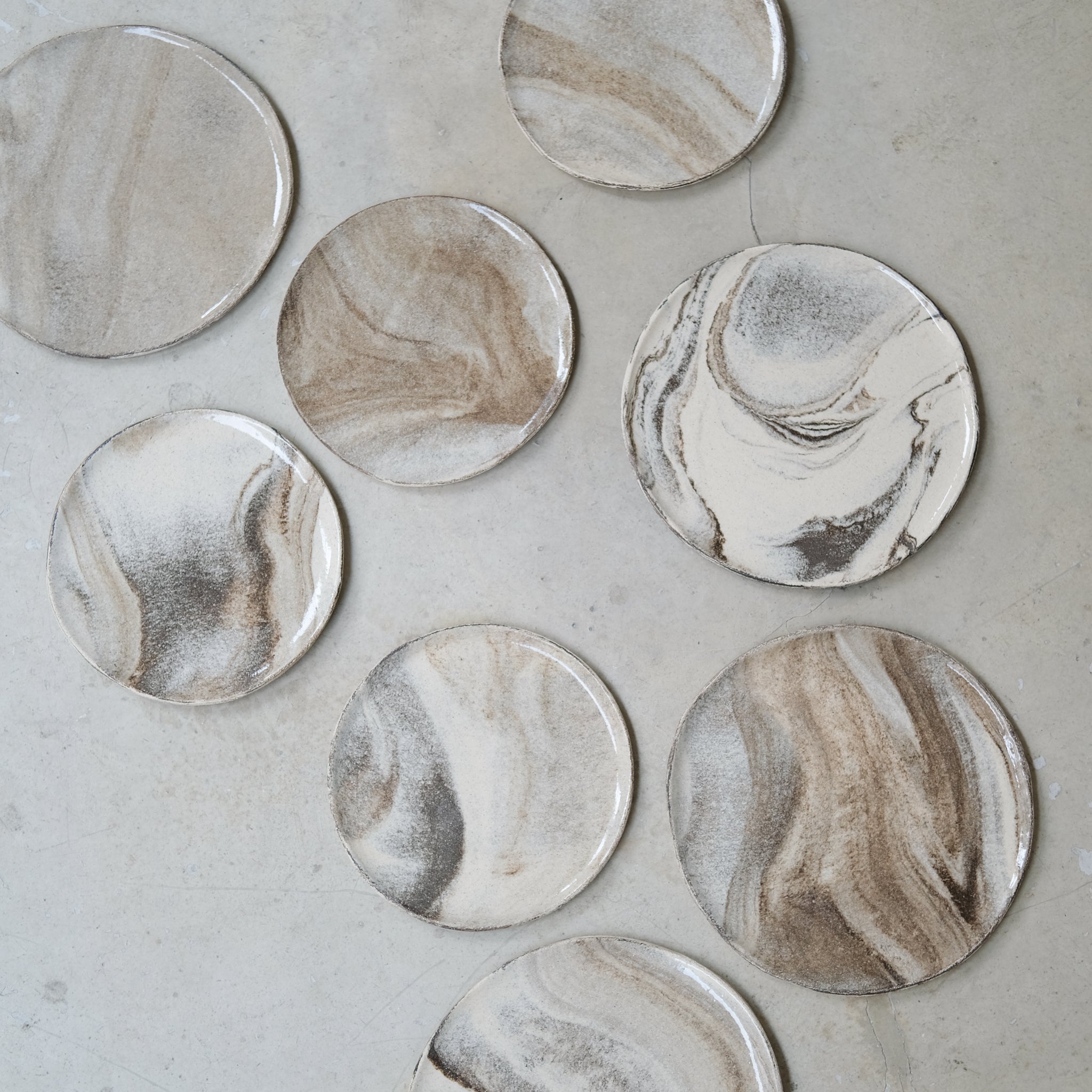 Assiette en terre mêlées 18cm - Blanc brillant de Léa Baldassari chez Brutal Ceramics