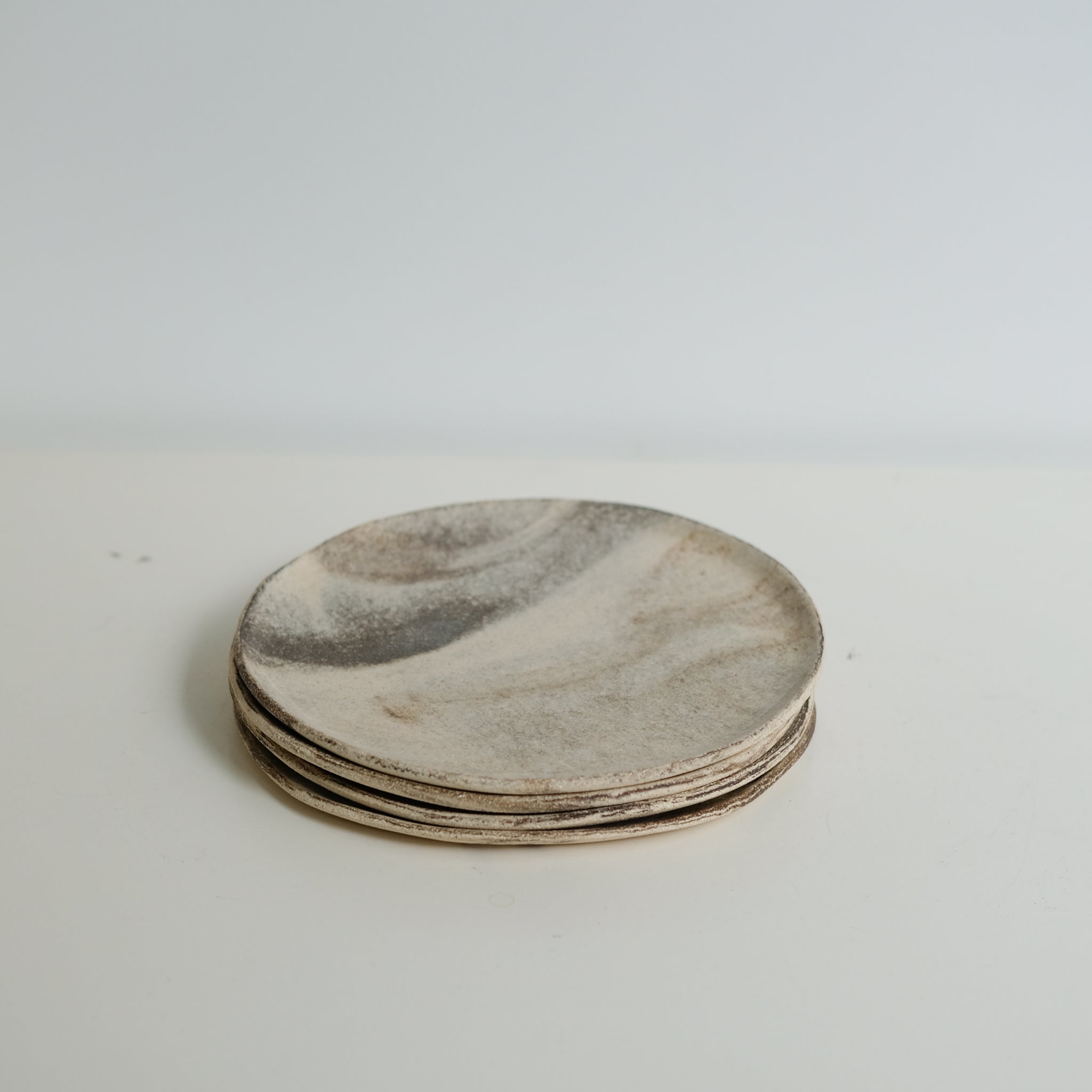 Assiette en terre mêlées 18cm - Blanc brillant de Léa Baldassari chez Brutal Ceramics