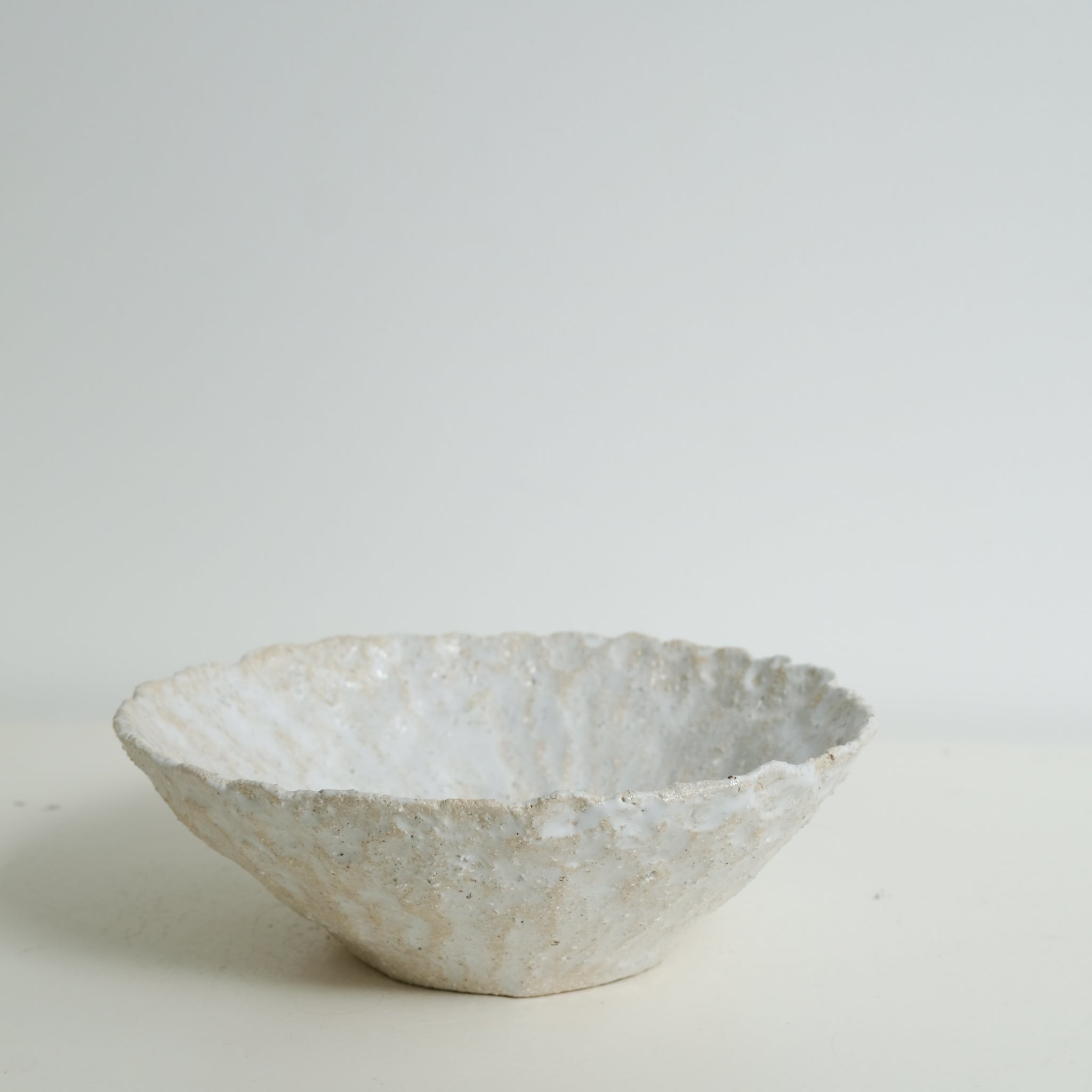 Bol en grès blanc D 17,5cm - Blanc brillant de Léa Baldassari chez Brutal Ceramics