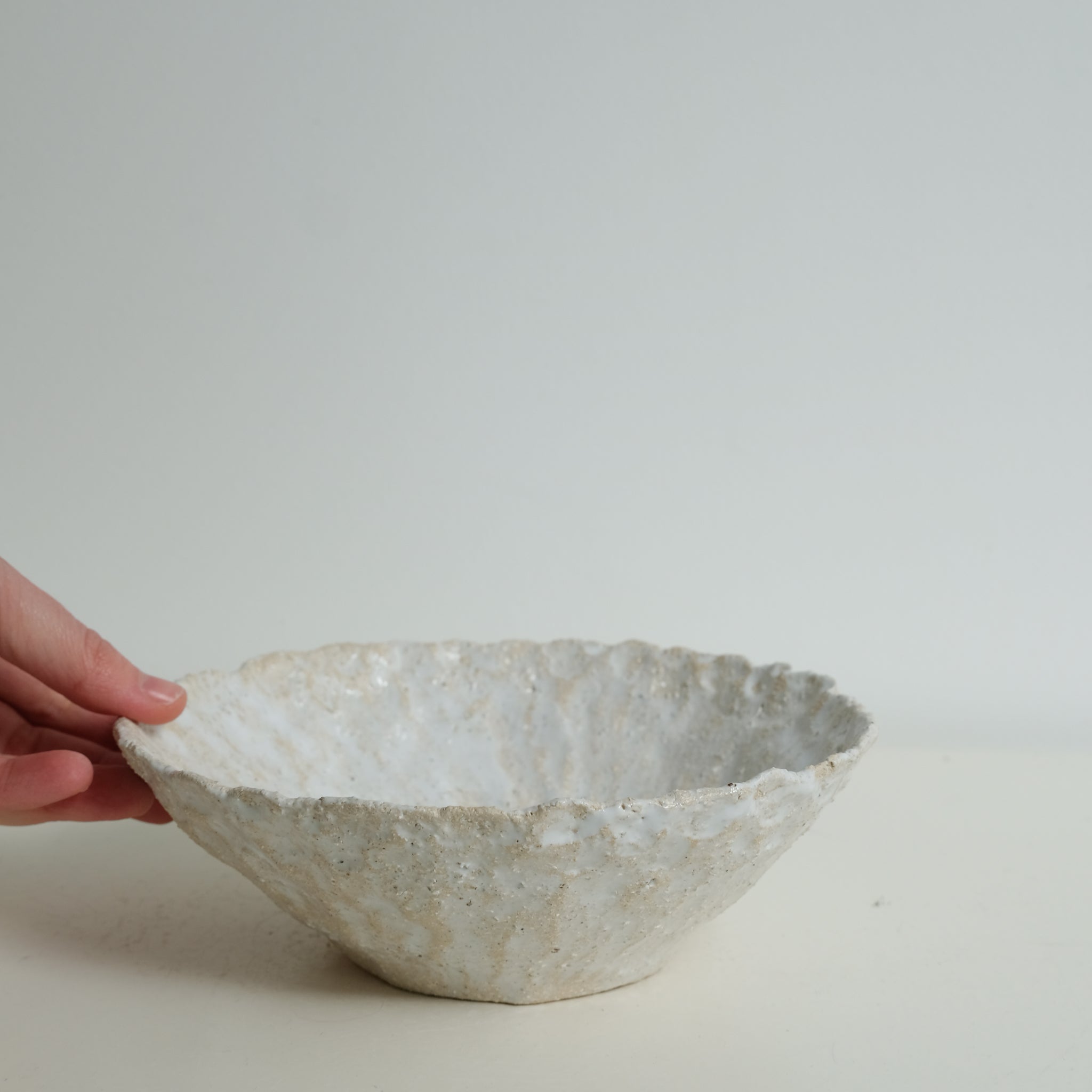 Bol en grès blanc D 17,5cm - Blanc brillant de Léa Baldassari chez Brutal Ceramics