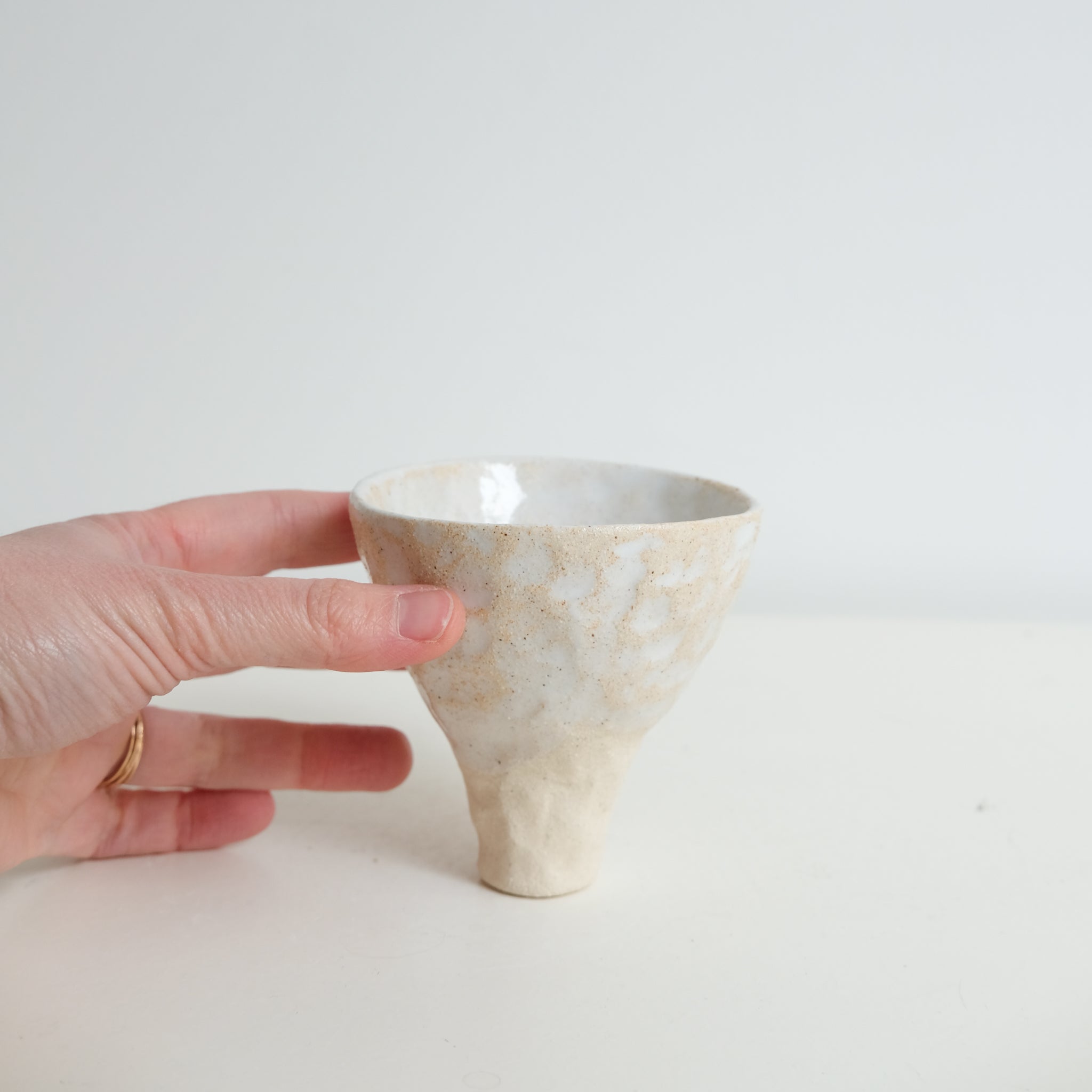 Tasse sur pied en grès blanc 100ml - Blanc brillant de Léa Baldassari chez Brutal Ceramics