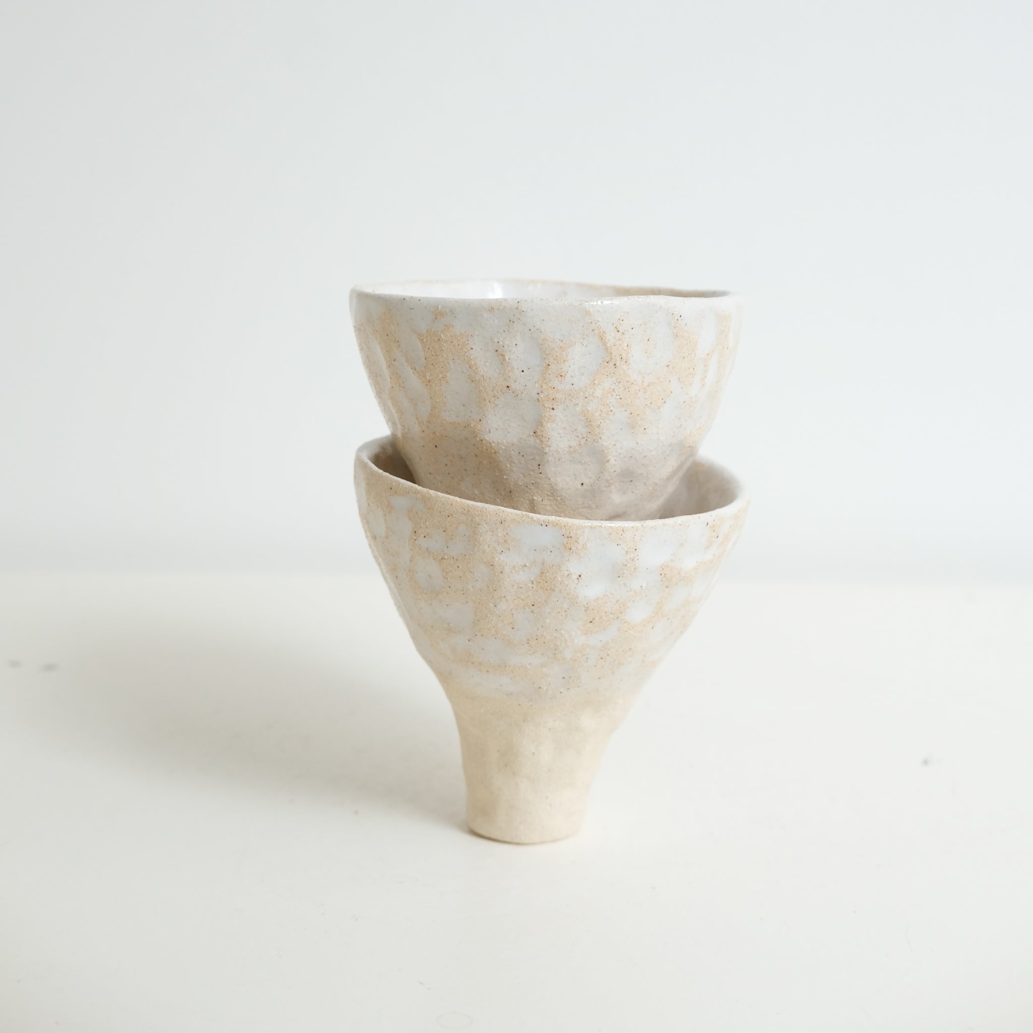 Tasse sur pied en grès blanc 100ml - Blanc brillant de Léa Baldassari chez Brutal Ceramics