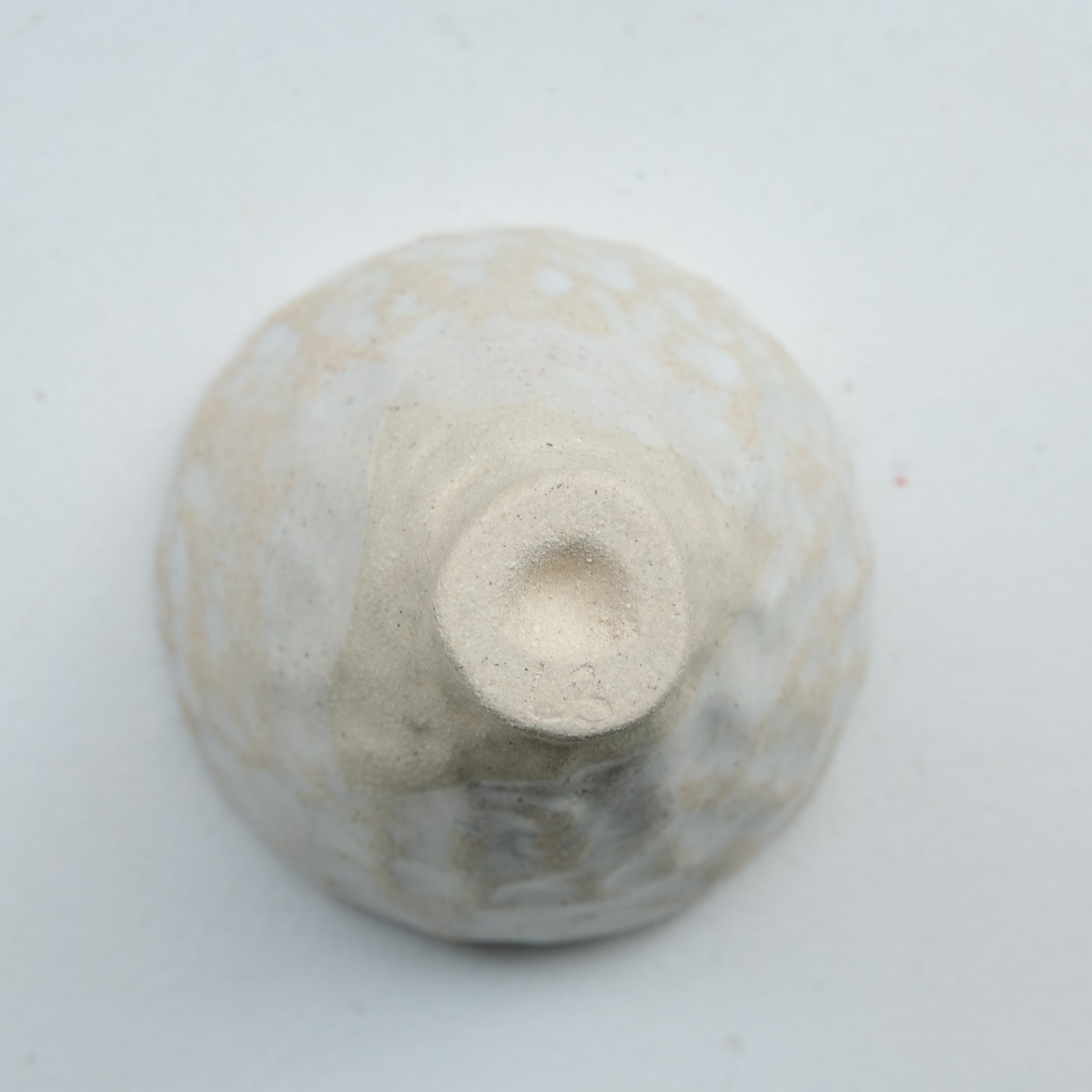 Tasse sur pied en grès blanc 100ml - Blanc brillant de Léa Baldassari chez Brutal Ceramics