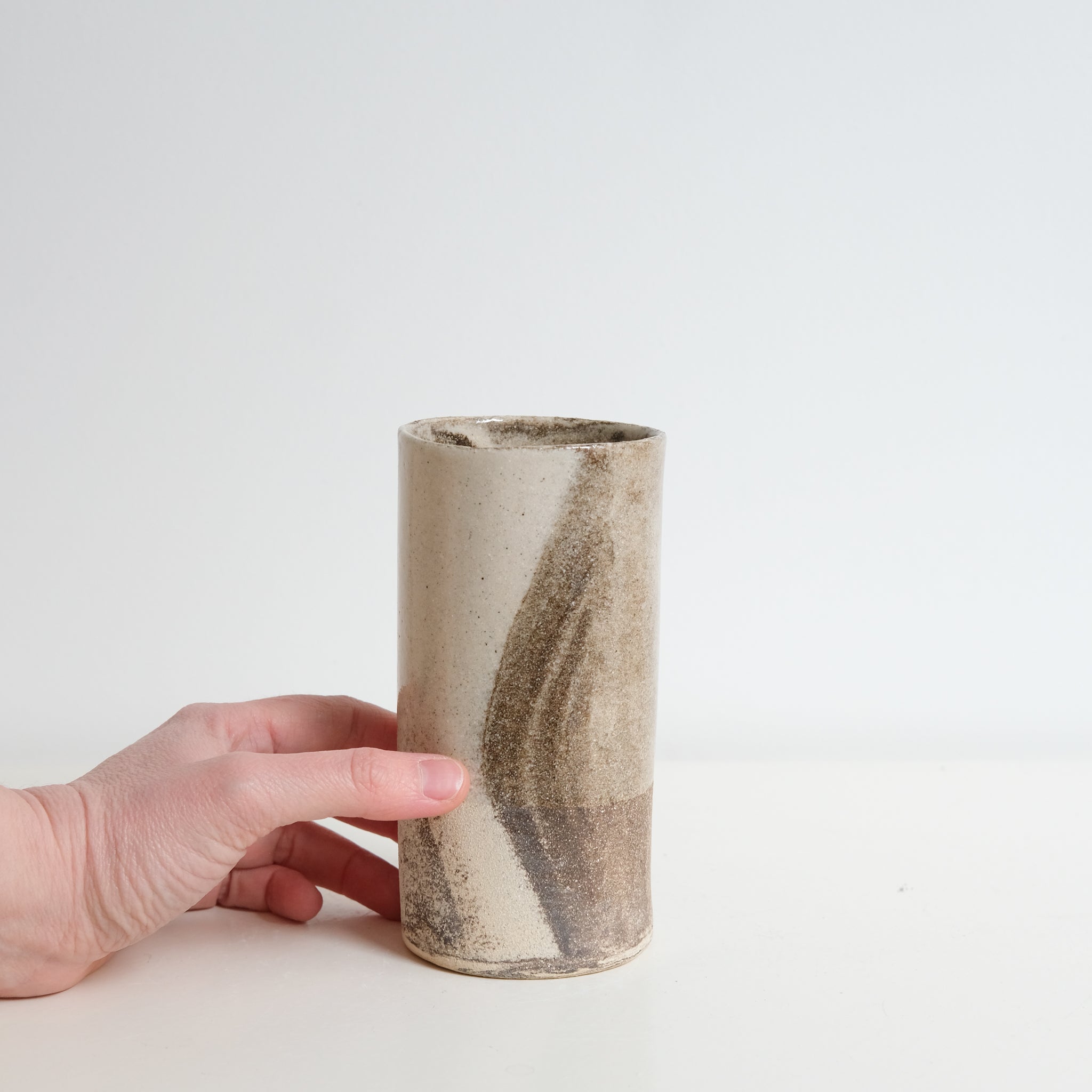 Vase en terre mêlées H15cm de Léa Baldassari chez Brutal Ceramics