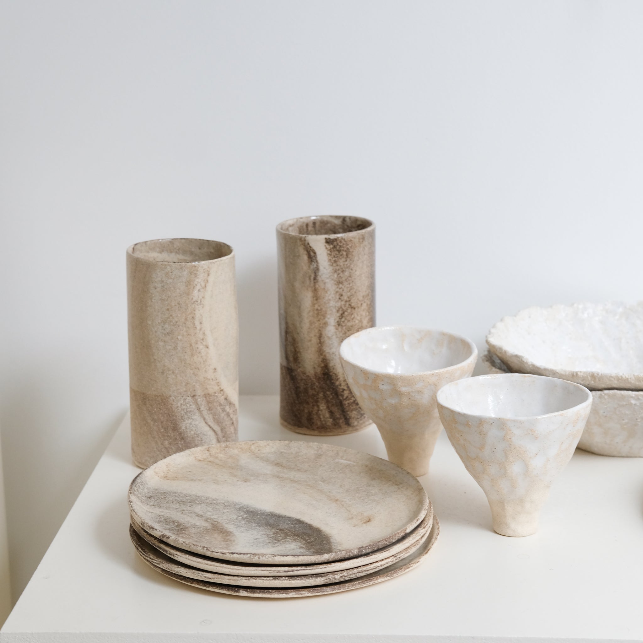 Tasse sur pied en grès blanc 100ml - Blanc brillant de Léa Baldassari chez Brutal Ceramics