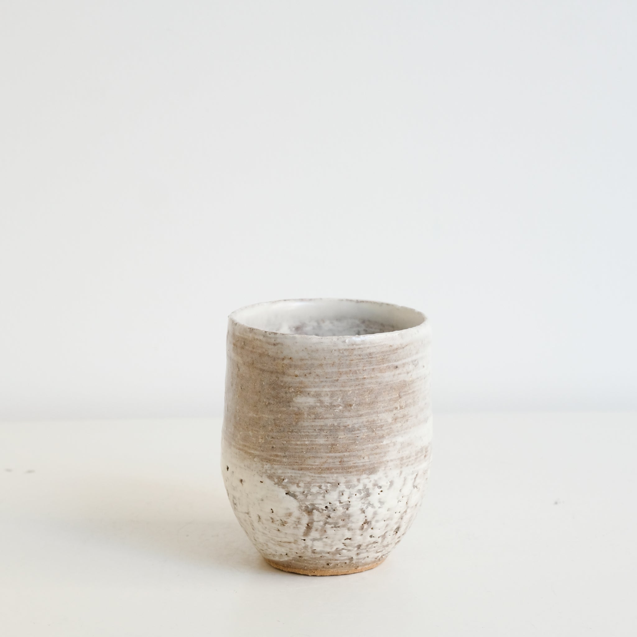 Tasse en grès roux 260ml - Blanc et beige de Lisa Chamoun chez Brutal Ceramics