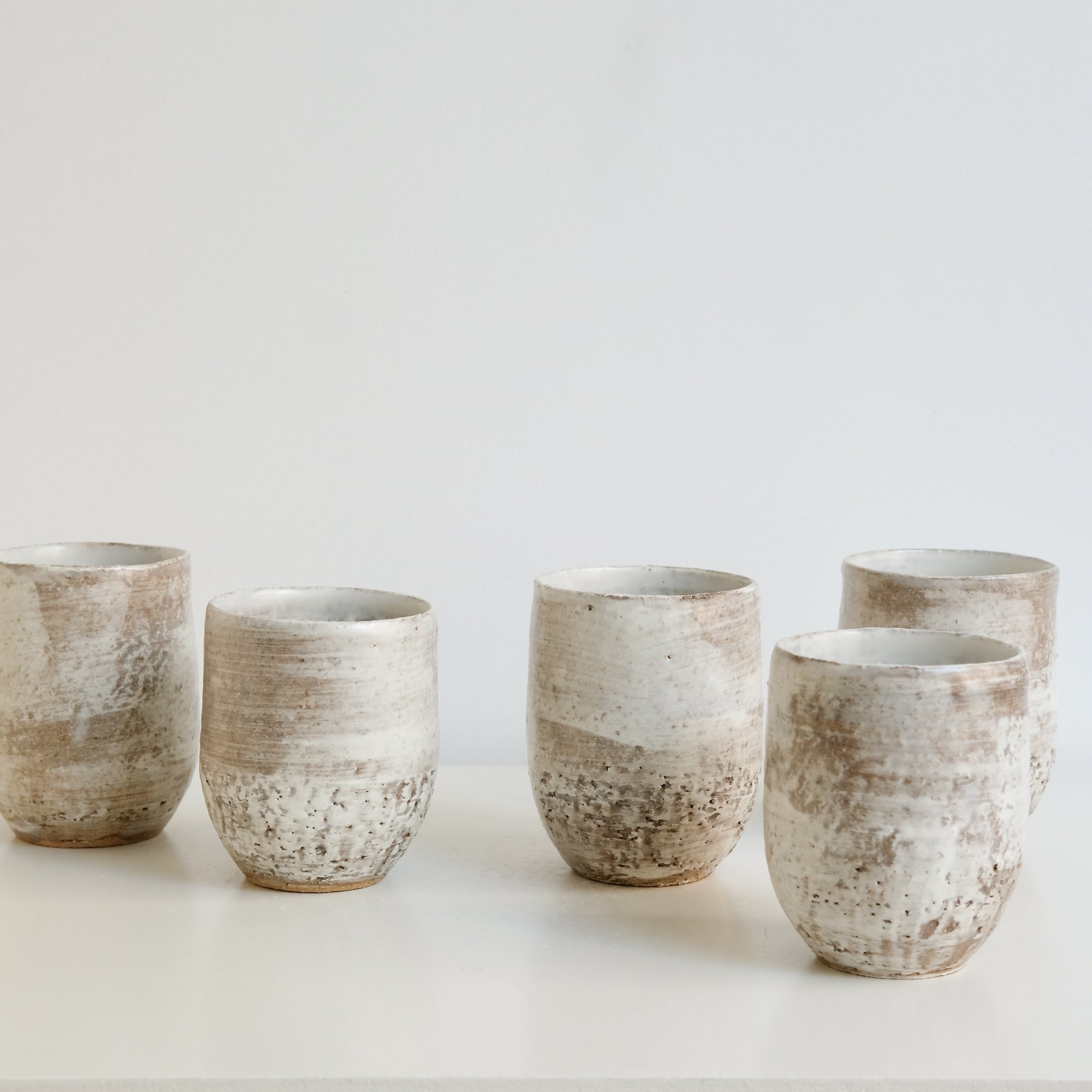Tasse en grès roux 260ml - Blanc et beige de Lisa Chamoun chez Brutal Ceramics