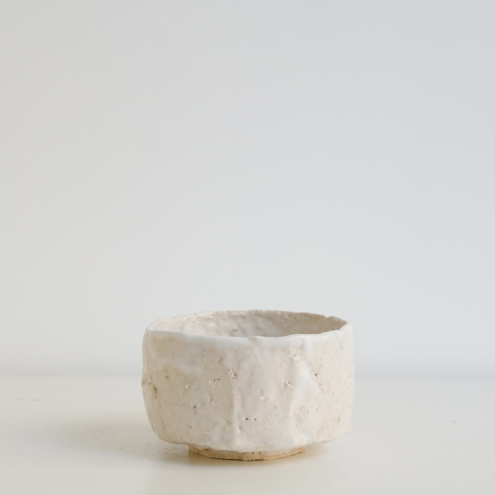 Tasse en grès blanc 240ml - Blanc de Lisa Chamoun chez Brutal Ceramics